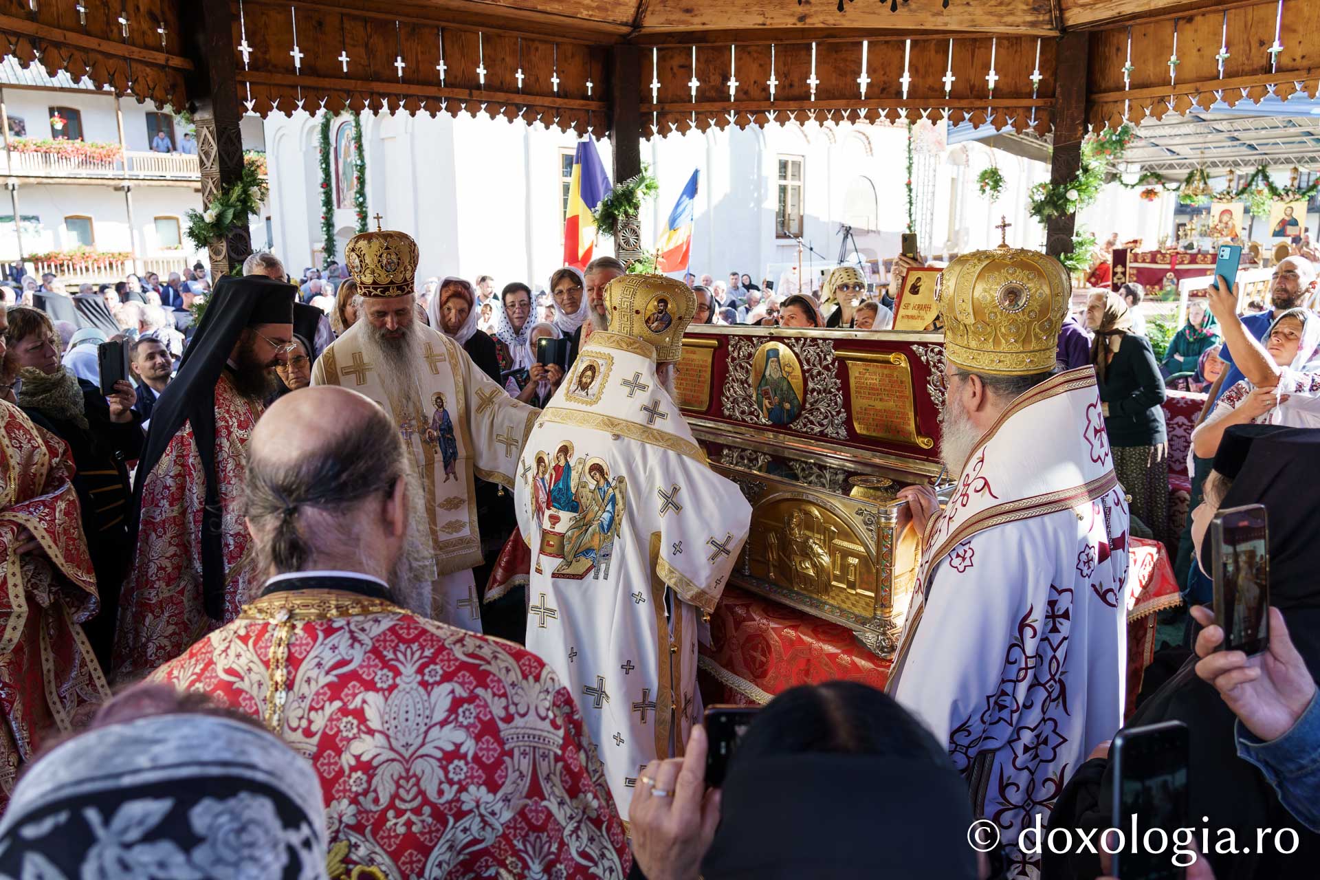 Pelerini din întreaga țară la Mănăstirea Secu, de hramul Tăierii Capului Sfântului Ioan Botezătorul