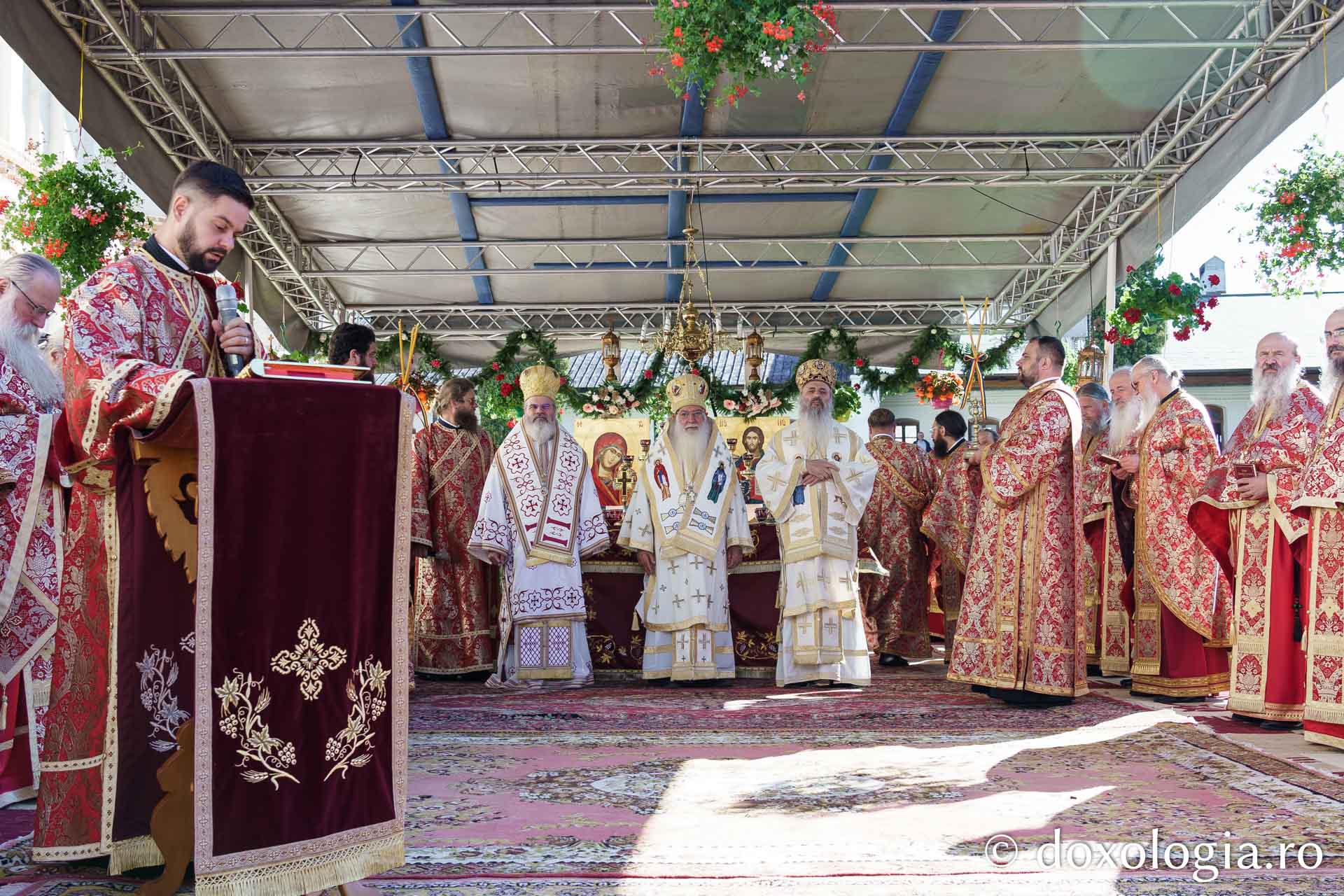 Pelerini din întreaga țară la Mănăstirea Secu, de hramul Tăierii Capului Sfântului Ioan Botezătorul / Foto: Mihail Vrăjitoru Pelerini din întreaga țară la Mănăstirea Secu, de hramul Tăierii Capului Sfântului Ioan Botezătorul