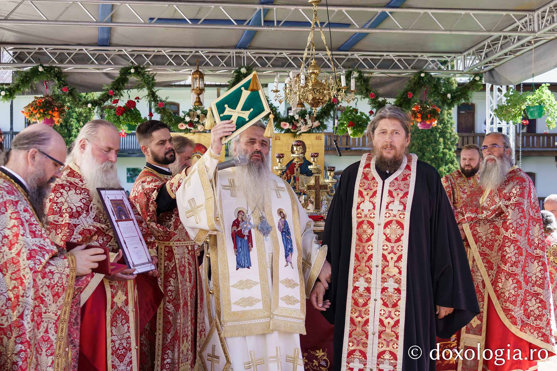 Pelerini din întreaga țară la Mănăstirea Secu, de hramul Tăierii Capului Sfântului Ioan Botezătorul