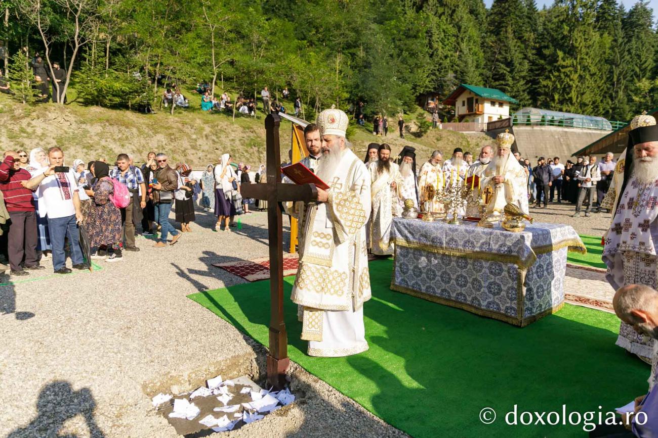 Trei ierarhi au așezat piatra de temelie pentru noua biserică a Mănăstirii Sihla