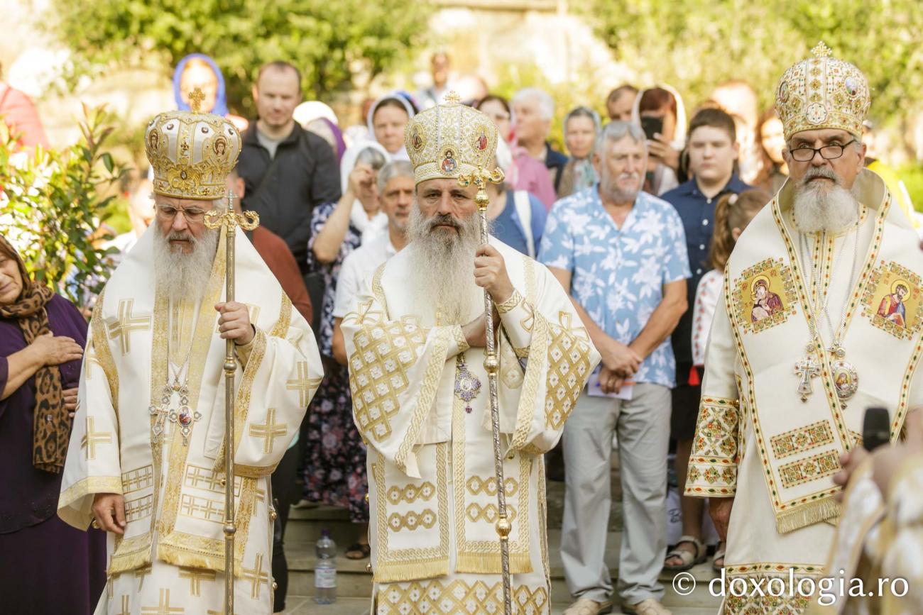 Trei ierarhi au așezat piatra de temelie pentru noua biserică a Mănăstirii Sihla