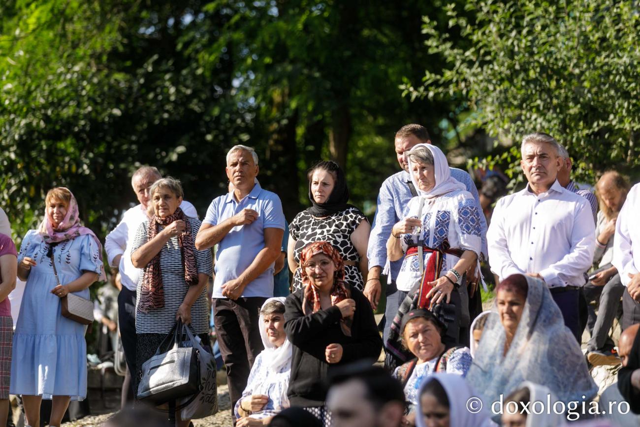 Trei ierarhi au așezat piatra de temelie pentru noua biserică a Mănăstirii Sihla