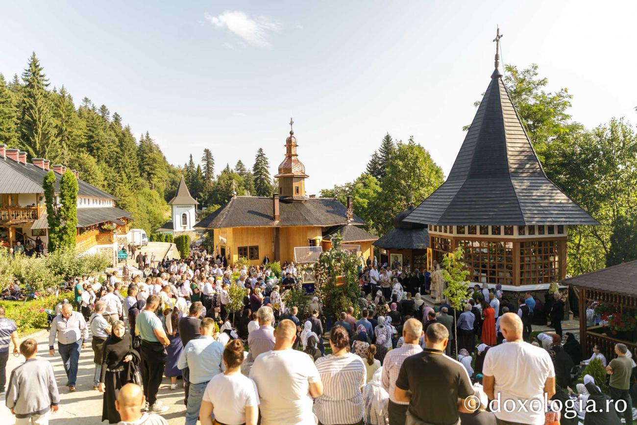 Trei ierarhi au așezat piatra de temelie pentru noua biserică a Mănăstirii Sihla