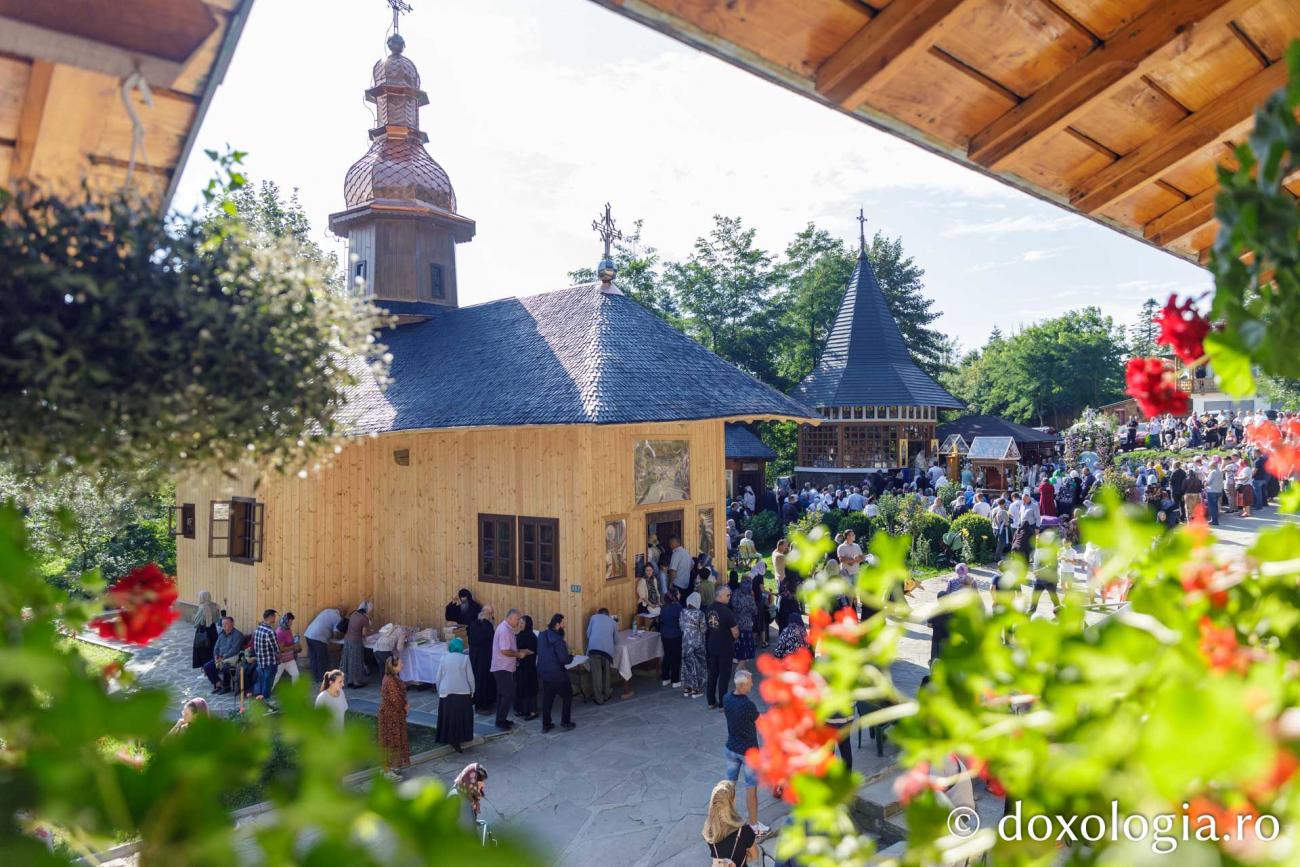 Trei ierarhi au așezat piatra de temelie pentru noua biserică a Mănăstirii Sihla