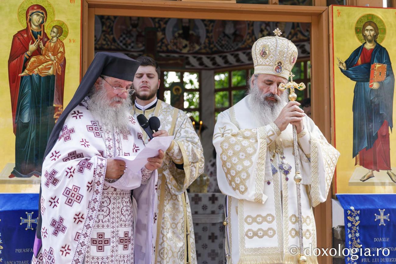 Trei ierarhi au așezat piatra de temelie pentru noua biserică a Mănăstirii Sihla