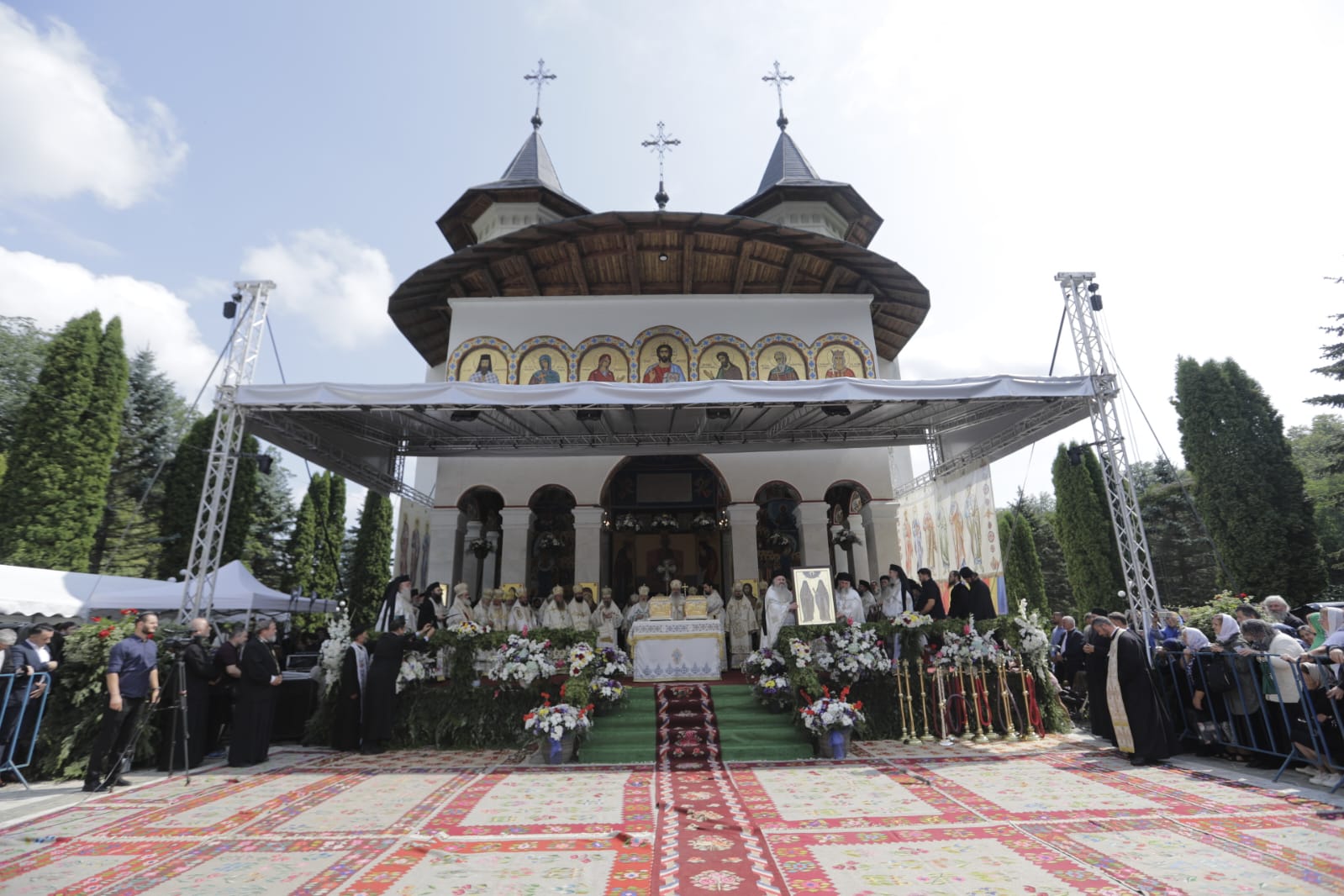 20.000 de oameni s-au rugat Cuvioșilor Paisie și Cleopa, la Proclamarea locală a sfinților Sihăstriei: „Iubirea lui Dumnezeu le-a inundat întreaga fiinţă!”