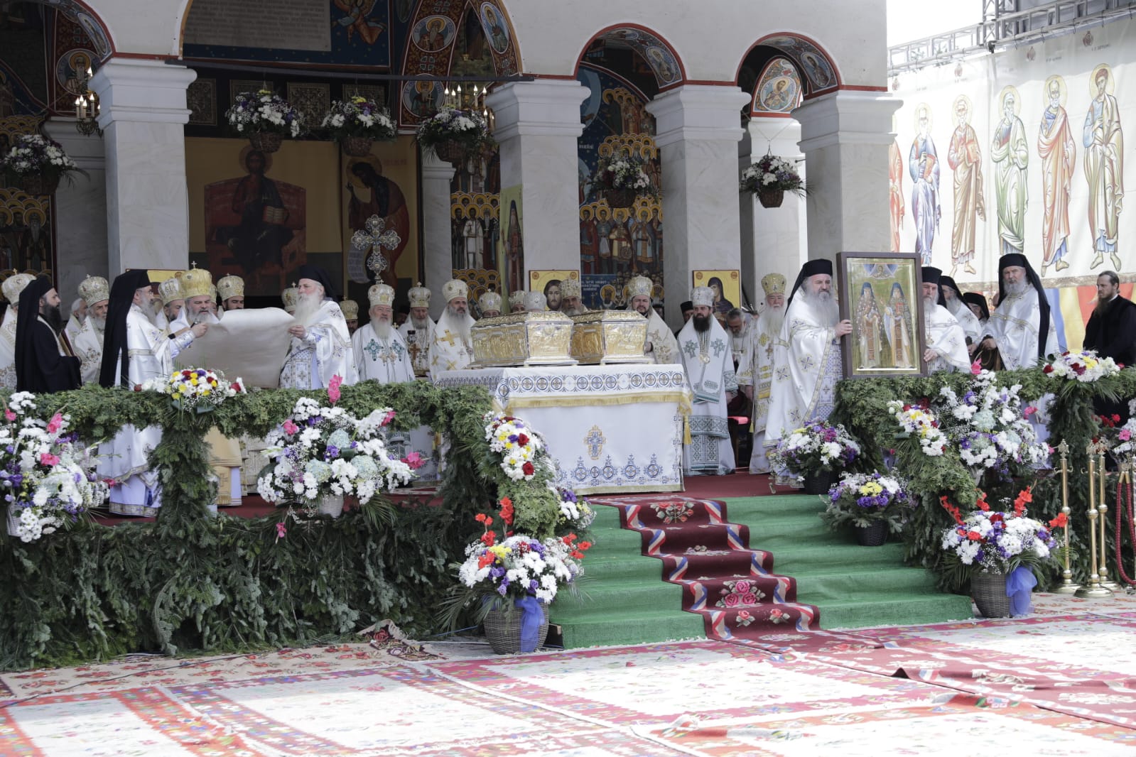 Foto: Oana Nechifor 20.000 de oameni s-au rugat Cuvioșilor Paisie și Cleopa, la Proclamarea locală a sfinților Sihăstriei: „Iubirea lui Dumnezeu le-a inundat întreaga fiinţă!”