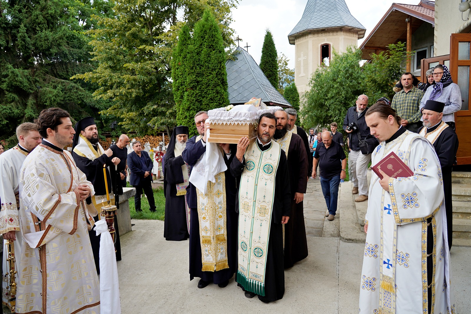 Părintele profesor Ioan Caraza a fost înhumat la Farcașa