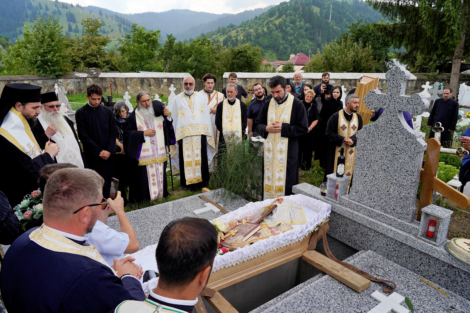 Părintele profesor Ioan Caraza a fost înhumat la Farcașa