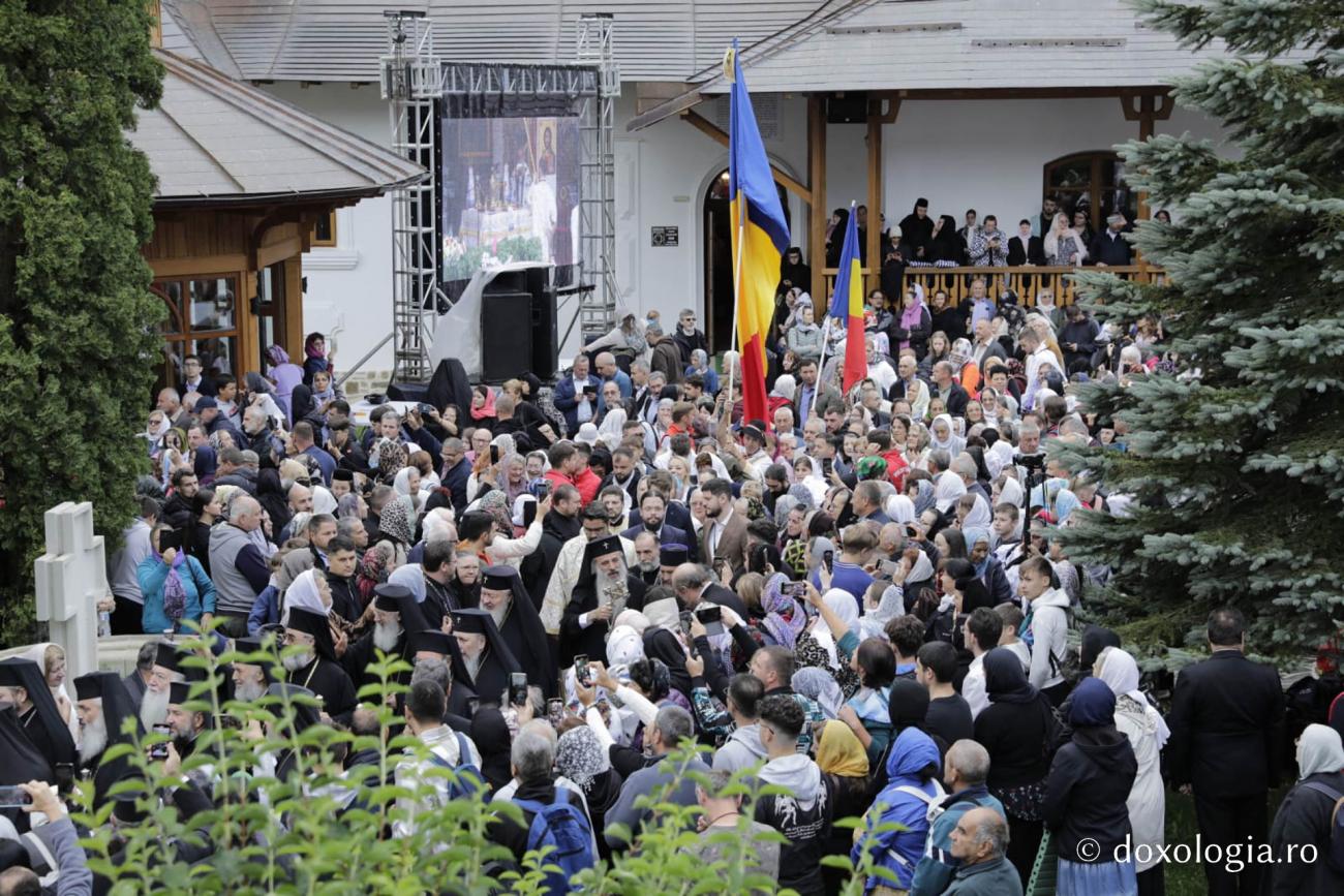 20.000 de oameni s-au rugat Cuvioșilor Paisie și Cleopa, la Proclamarea locală a sfinților Sihăstriei: „Iubirea lui Dumnezeu le-a inundat întreaga fiinţă!”