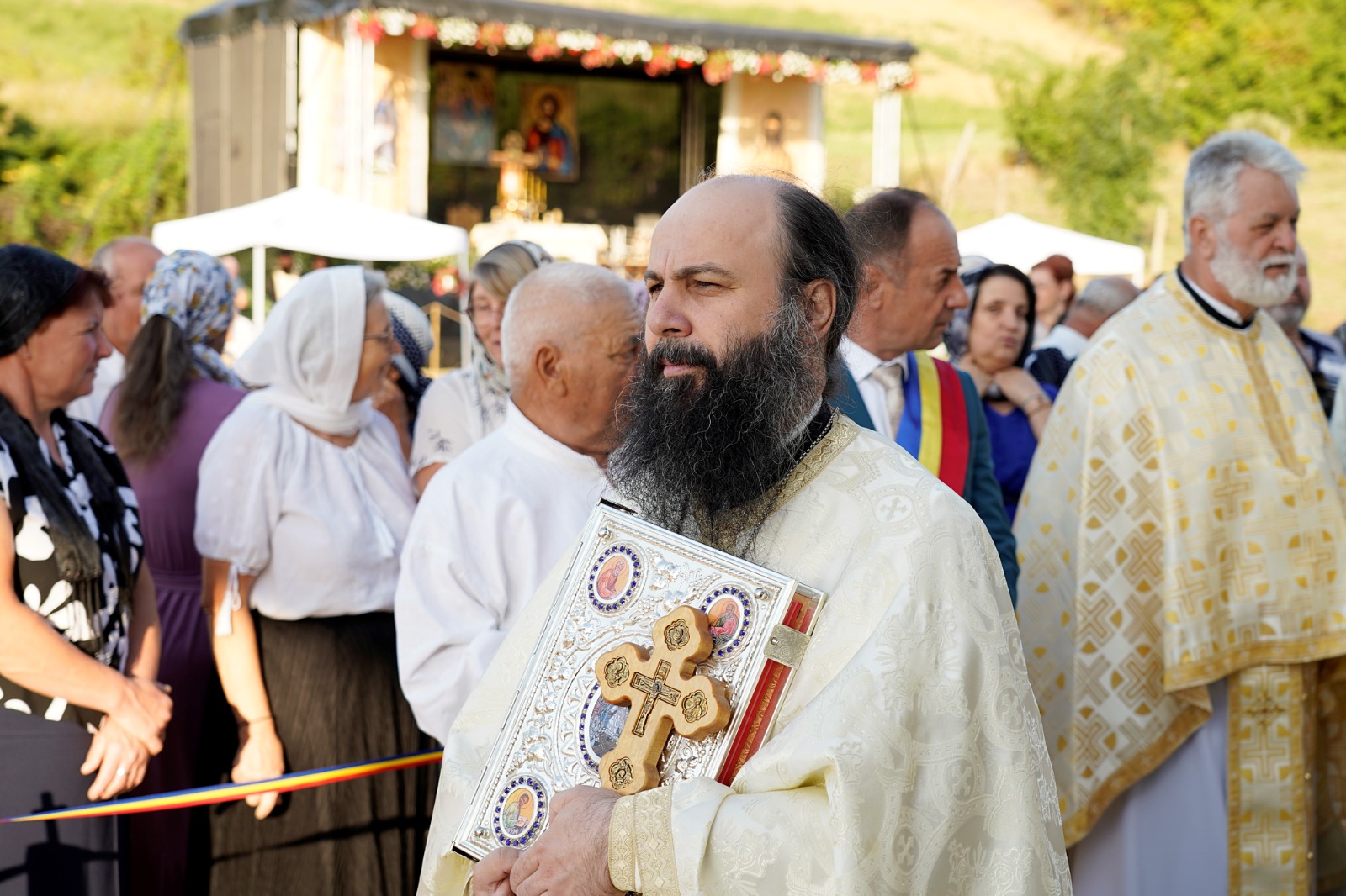 Dintr-o sală de clasă la un lăcaș de rugăciune: Biserica din Curagău a fost târnosită de Mitropolitul Moldovei și Bucovinei