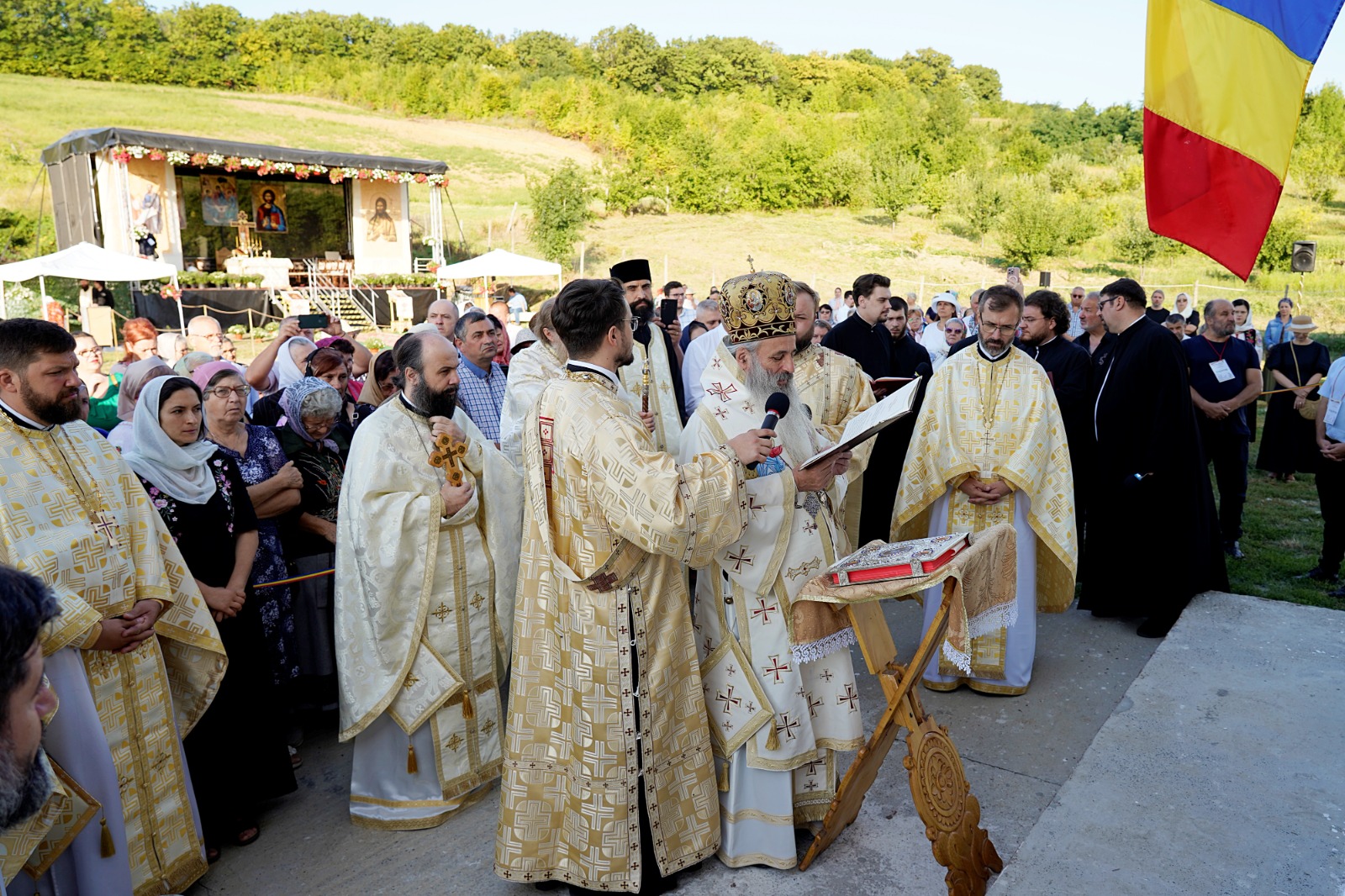 Dintr-o sală de clasă la un lăcaș de rugăciune: Biserica din Curagău a fost târnosită de Mitropolitul Moldovei și Bucovinei
