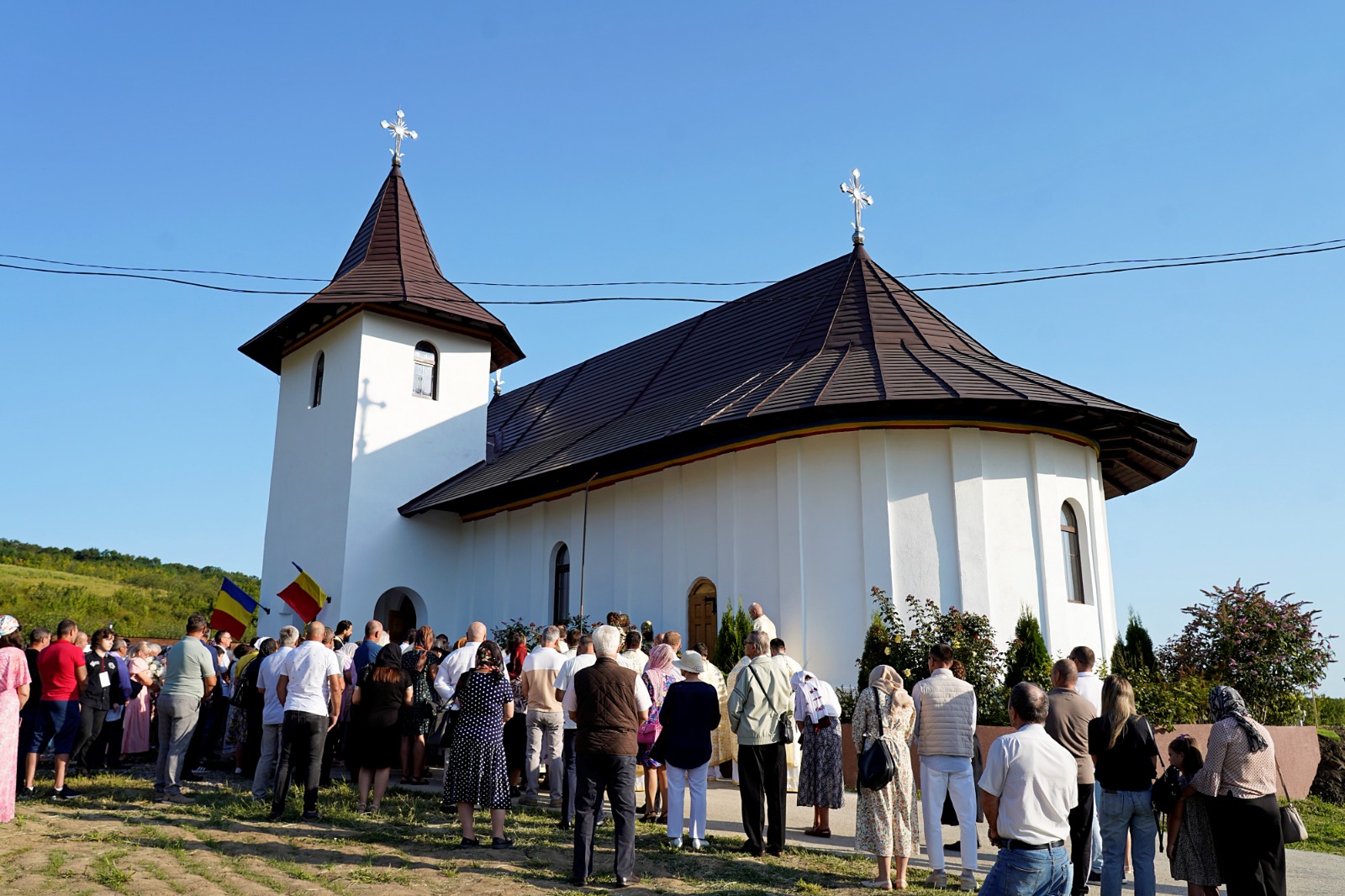 Dintr-o sală de clasă la un lăcaș de rugăciune: Biserica din Curagău a fost târnosită de Mitropolitul Moldovei și Bucovinei