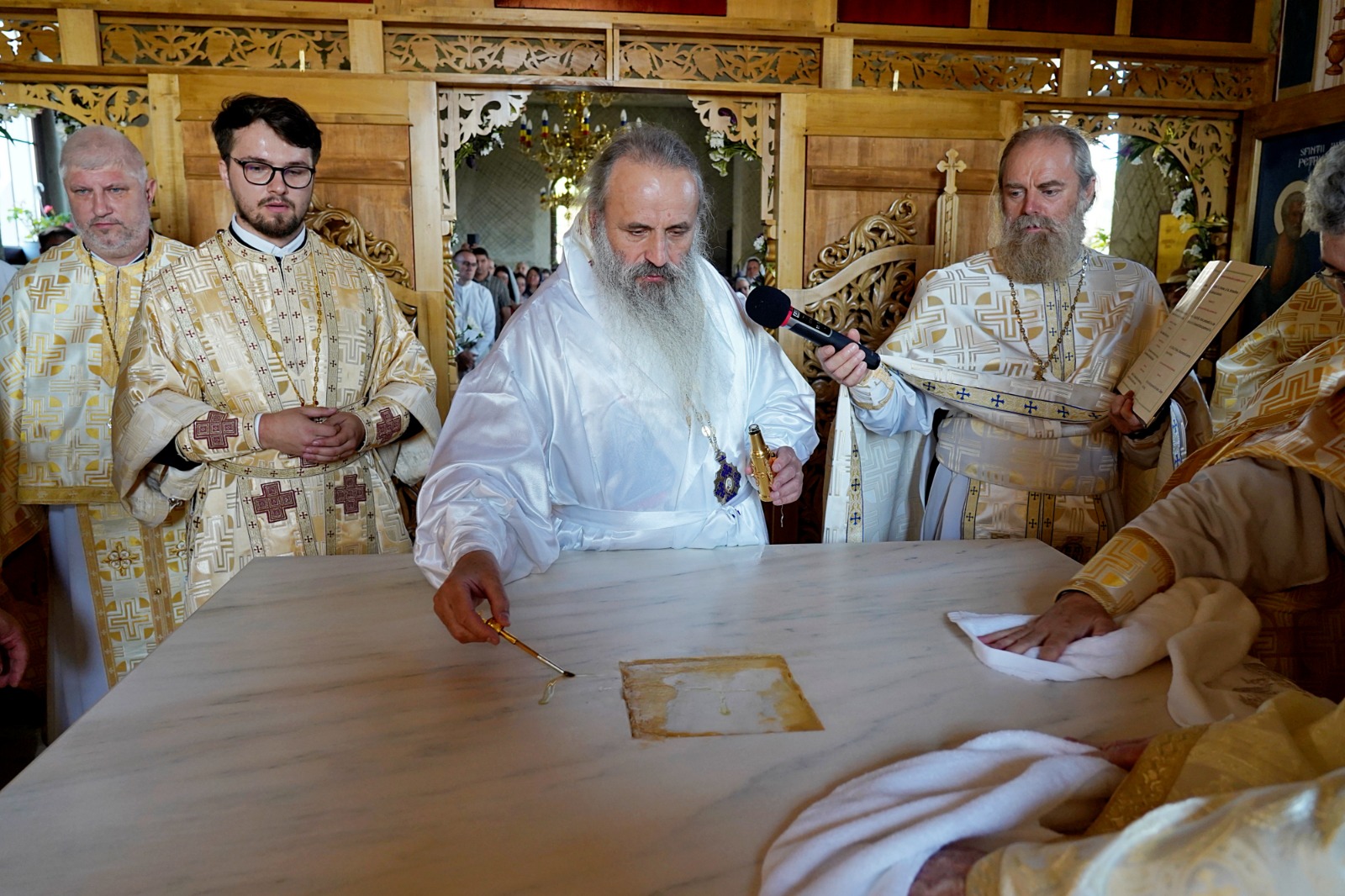 Dintr-o sală de clasă la un lăcaș de rugăciune: Biserica din Curagău a fost târnosită de Mitropolitul Moldovei și Bucovinei