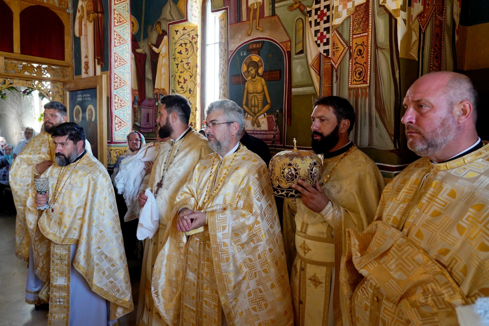 Dintr-o sală de clasă la un lăcaș de rugăciune: Biserica din Curagău a fost târnosită de Mitropolitul Moldovei și Bucovinei