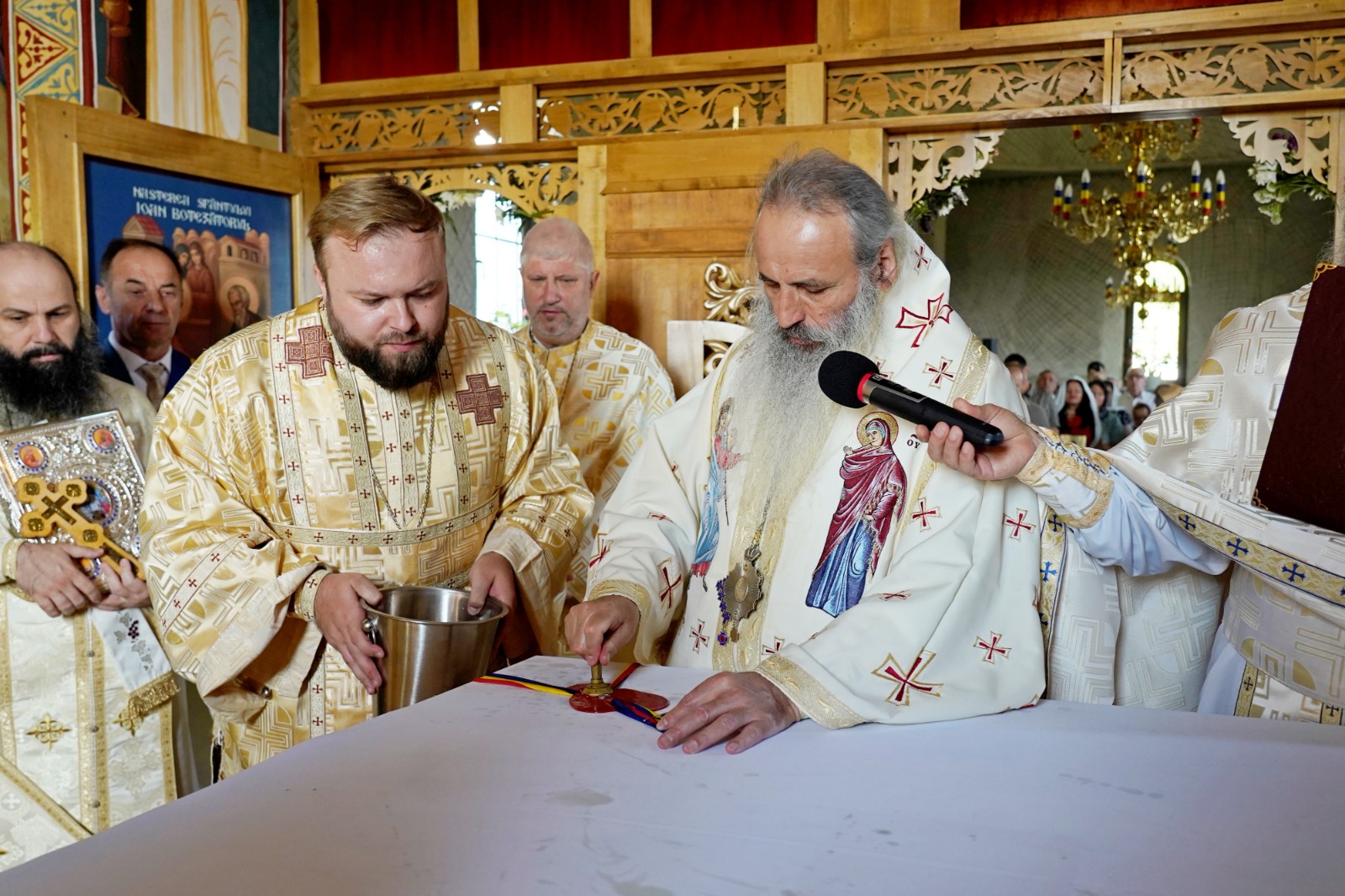 Dintr-o sală de clasă la un lăcaș de rugăciune: Biserica din Curagău a fost târnosită de Mitropolitul Moldovei și Bucovinei