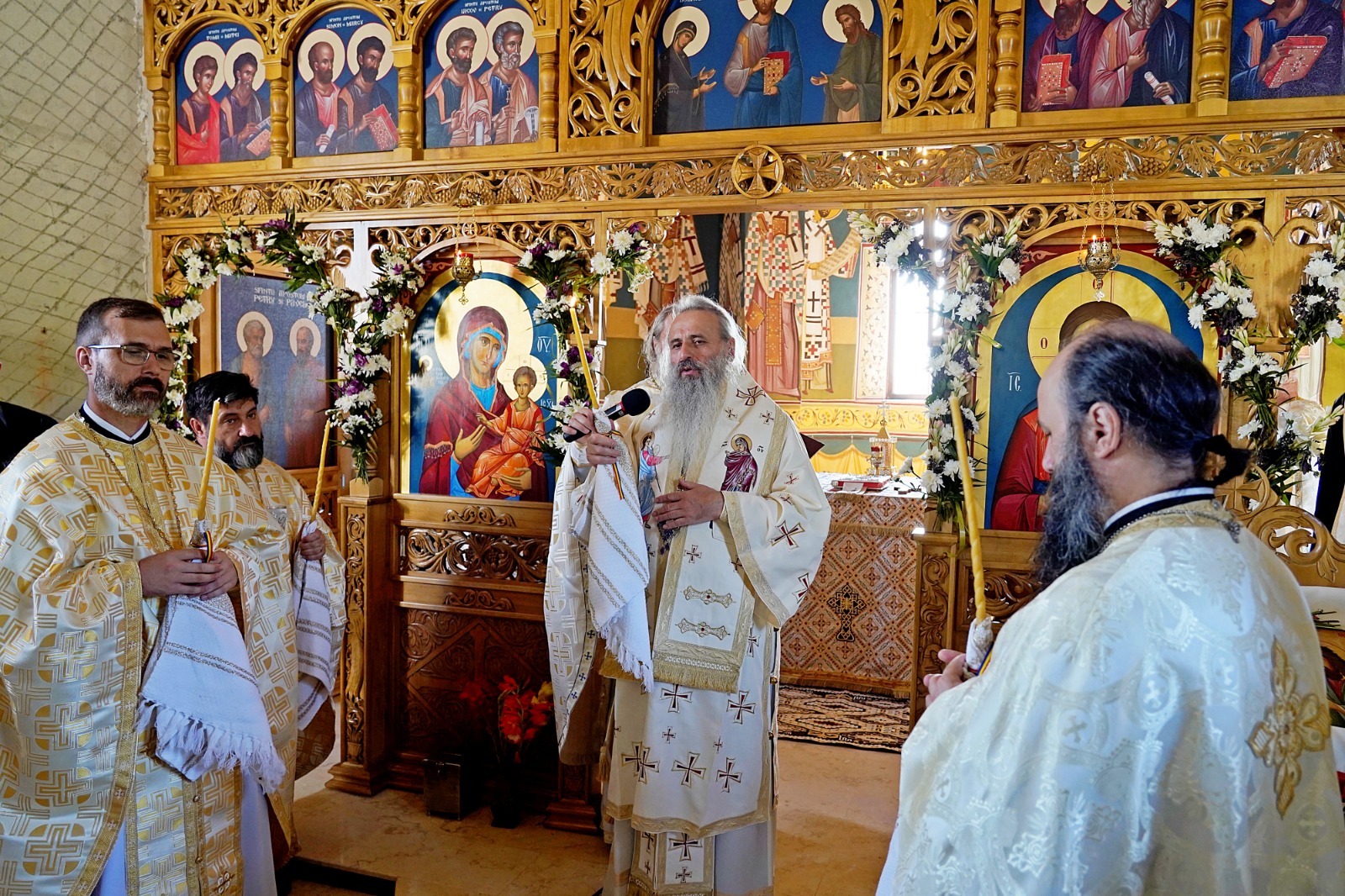 Dintr-o sală de clasă la un lăcaș de rugăciune: Biserica din Curagău a fost târnosită de Mitropolitul Moldovei și Bucovinei