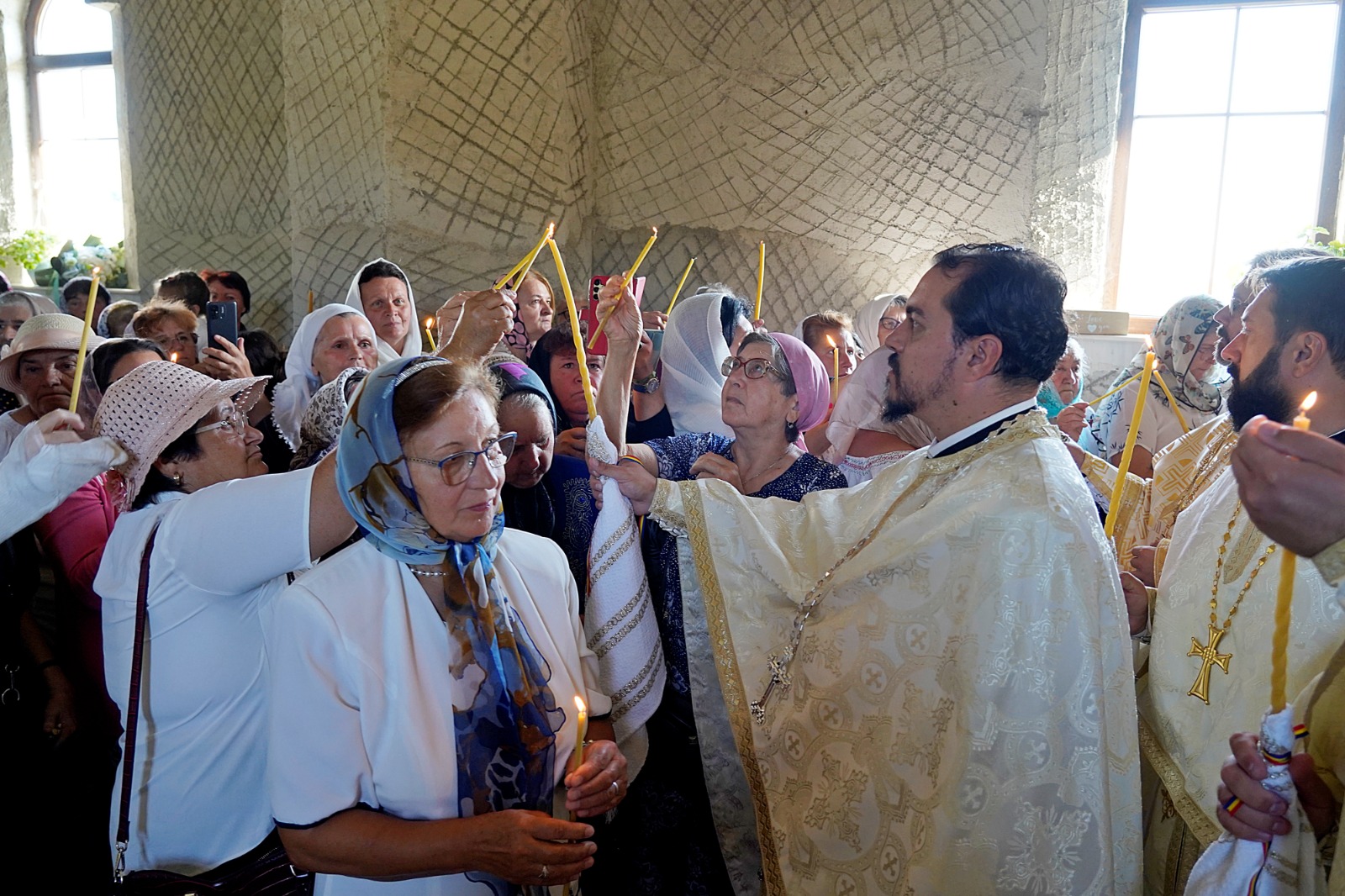 Dintr-o sală de clasă la un lăcaș de rugăciune: Biserica din Curagău a fost târnosită de Mitropolitul Moldovei și Bucovinei