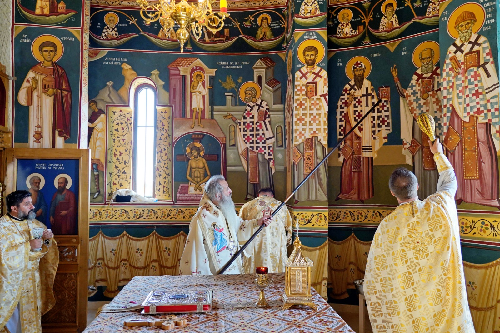 Dintr-o sală de clasă la un lăcaș de rugăciune: Biserica din Curagău a fost târnosită de Mitropolitul Moldovei și Bucovinei