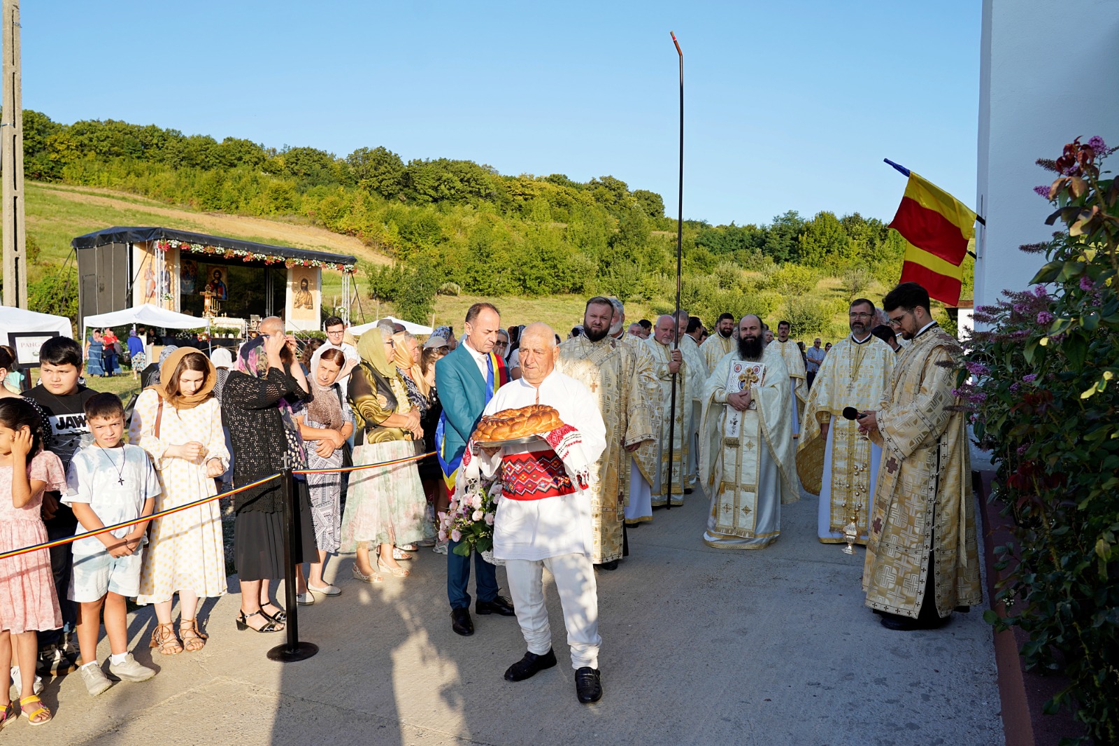 Dintr-o sală de clasă la un lăcaș de rugăciune: Biserica din Curagău a fost târnosită de Mitropolitul Moldovei și Bucovinei