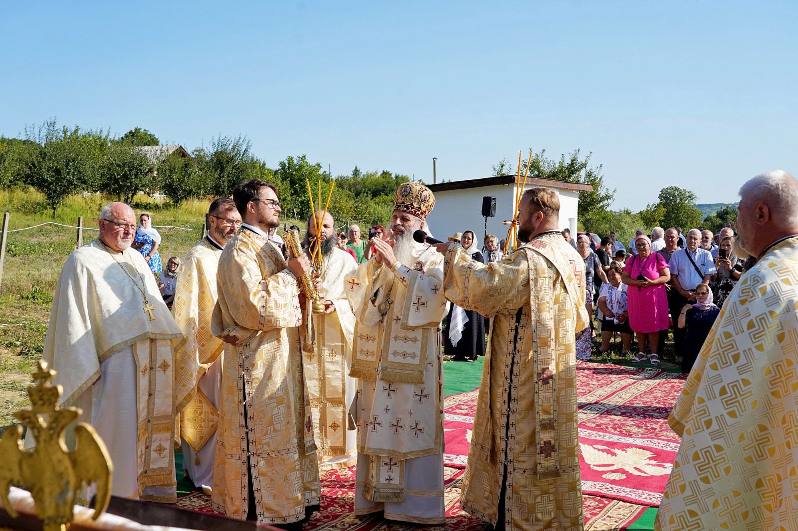 Dintr-o sală de clasă la un lăcaș de rugăciune: Biserica din Curagău a fost târnosită de Mitropolitul Moldovei și Bucovinei