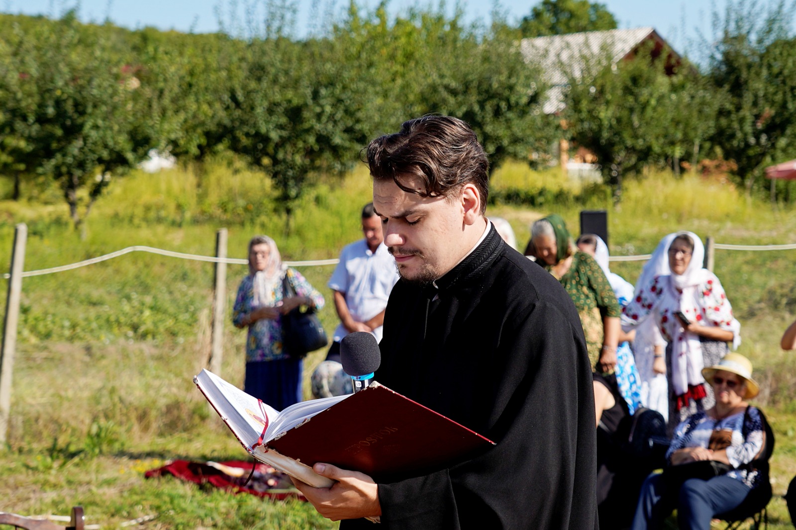 Dintr-o sală de clasă la un lăcaș de rugăciune: Biserica din Curagău a fost târnosită de Mitropolitul Moldovei și Bucovinei