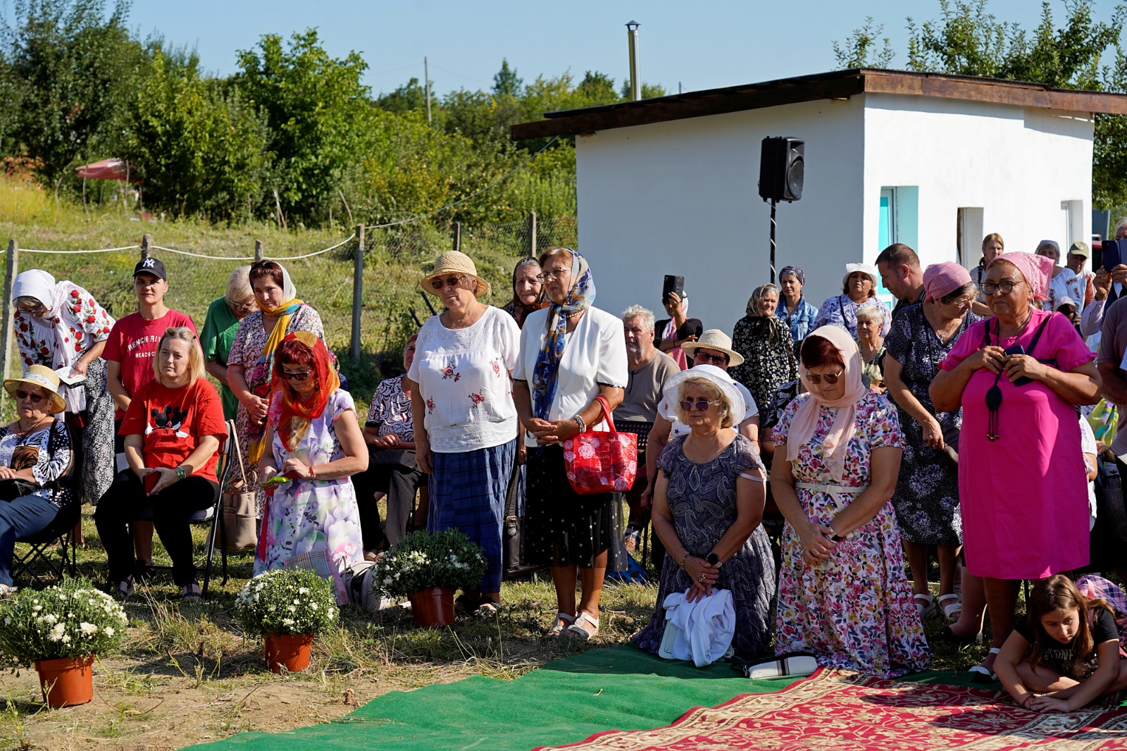 Dintr-o sală de clasă la un lăcaș de rugăciune: Biserica din Curagău a fost târnosită de Mitropolitul Moldovei și Bucovinei