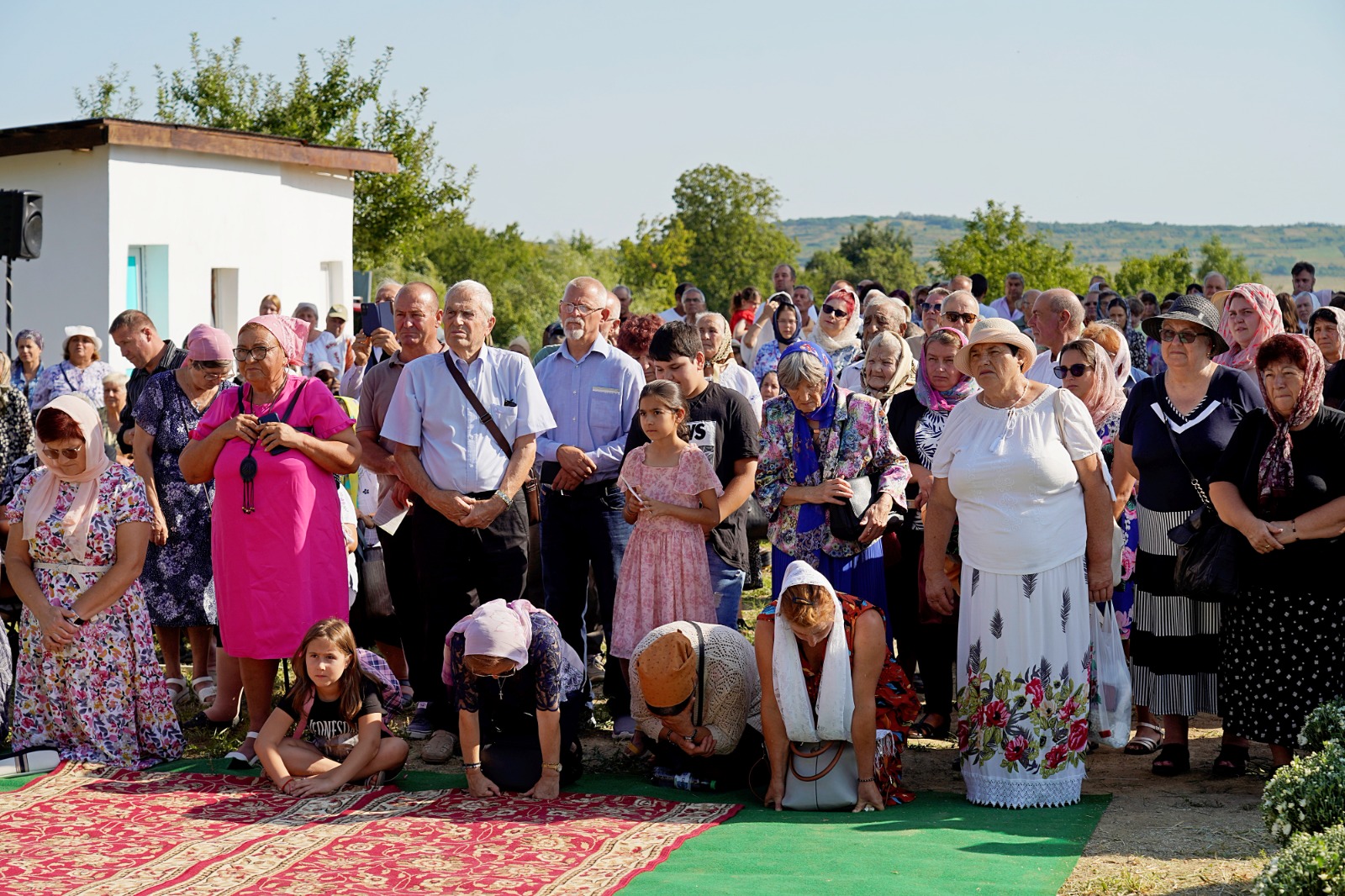 Dintr-o sală de clasă la un lăcaș de rugăciune: Biserica din Curagău a fost târnosită de Mitropolitul Moldovei și Bucovinei