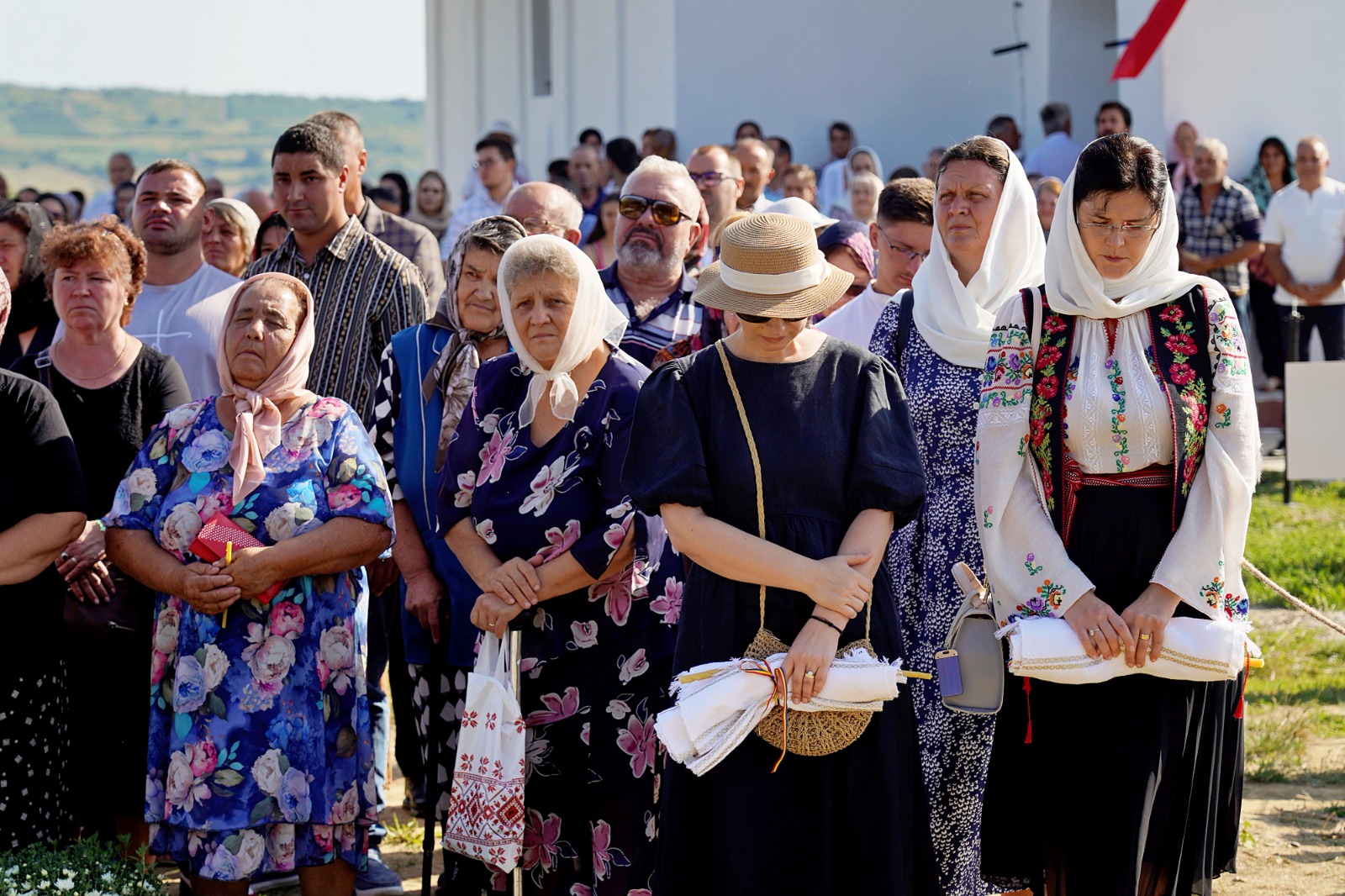 Dintr-o sală de clasă la un lăcaș de rugăciune: Biserica din Curagău a fost târnosită de Mitropolitul Moldovei și Bucovinei