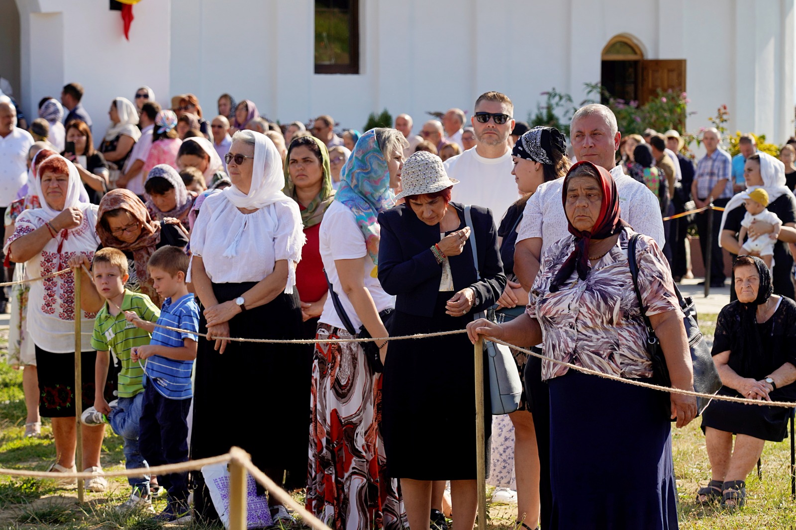 Dintr-o sală de clasă la un lăcaș de rugăciune: Biserica din Curagău a fost târnosită de Mitropolitul Moldovei și Bucovinei