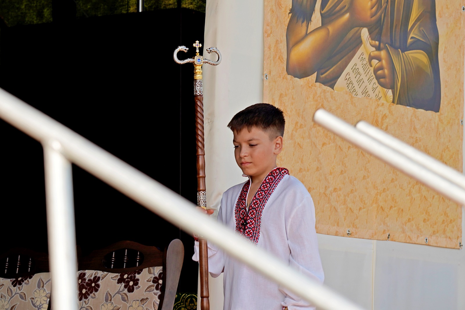 Dintr-o sală de clasă la un lăcaș de rugăciune: Biserica din Curagău a fost târnosită de Mitropolitul Moldovei și Bucovinei