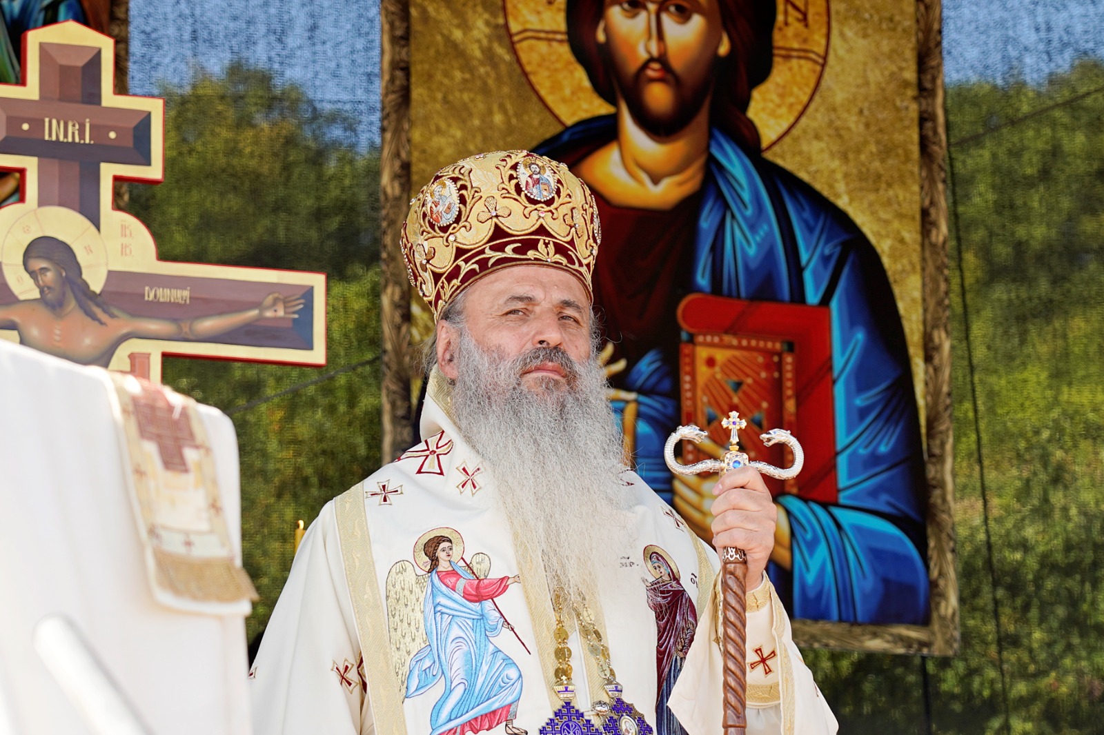 Dintr-o sală de clasă la un lăcaș de rugăciune: Biserica din Curagău a fost târnosită de Mitropolitul Moldovei și Bucovinei