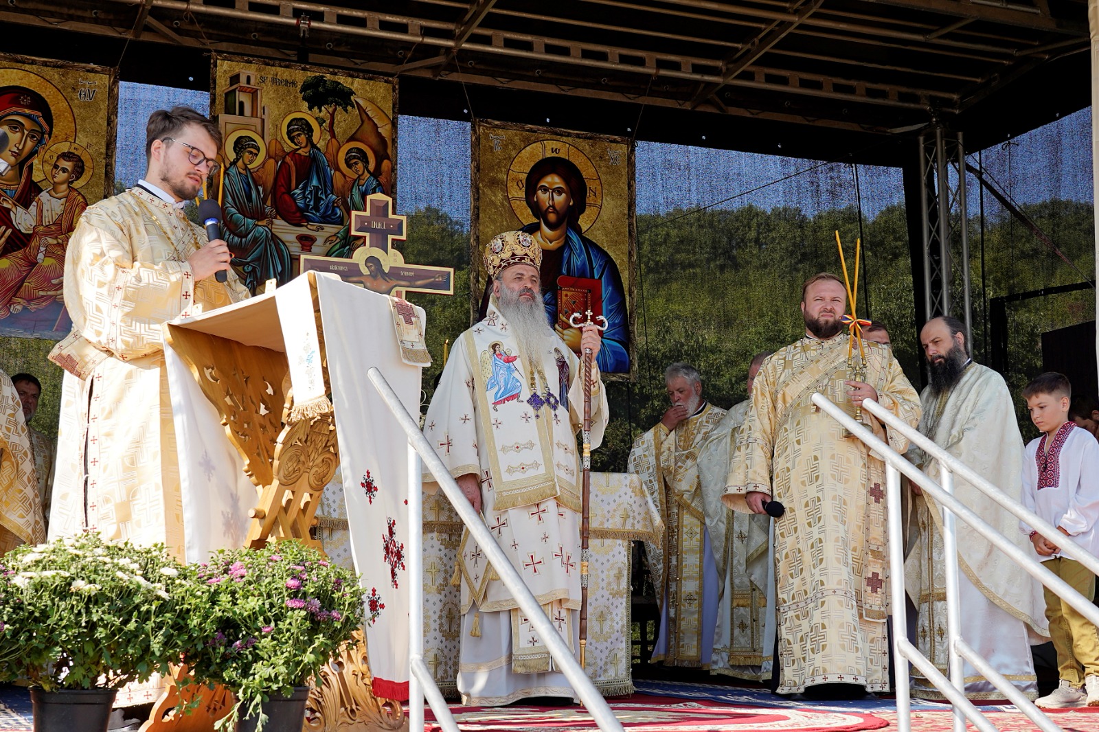 Dintr-o sală de clasă la un lăcaș de rugăciune: Biserica din Curagău a fost târnosită de Mitropolitul Moldovei și Bucovinei