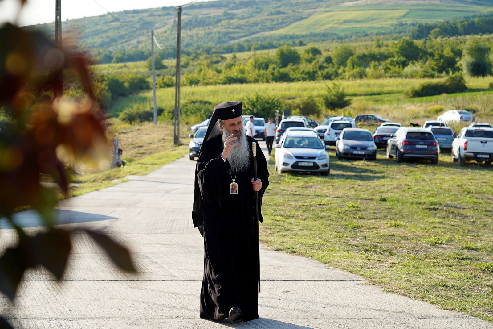 Dintr-o sală de clasă la un lăcaș de rugăciune: Biserica din Curagău a fost târnosită de Mitropolitul Moldovei și Bucovinei