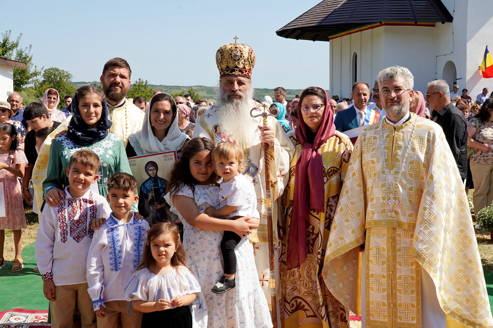Dintr-o sală de clasă la un lăcaș de rugăciune: Biserica din Curagău a fost târnosită de Mitropolitul Moldovei și Bucovinei