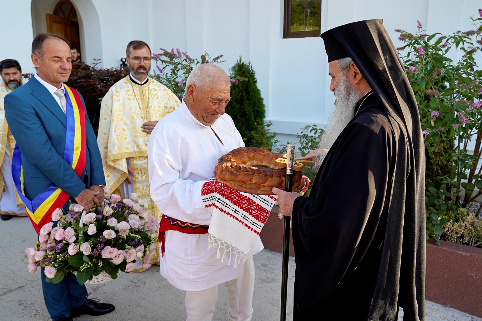 Dintr-o sală de clasă la un lăcaș de rugăciune: Biserica din Curagău a fost târnosită de Mitropolitul Moldovei și Bucovinei