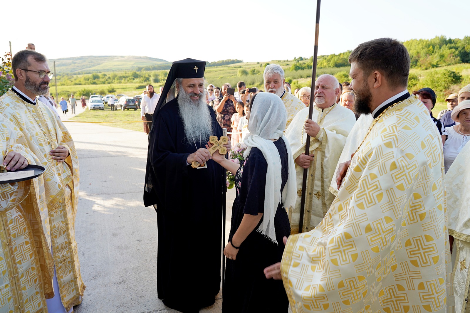 Dintr-o sală de clasă la un lăcaș de rugăciune: Biserica din Curagău a fost târnosită de Mitropolitul Moldovei și Bucovinei