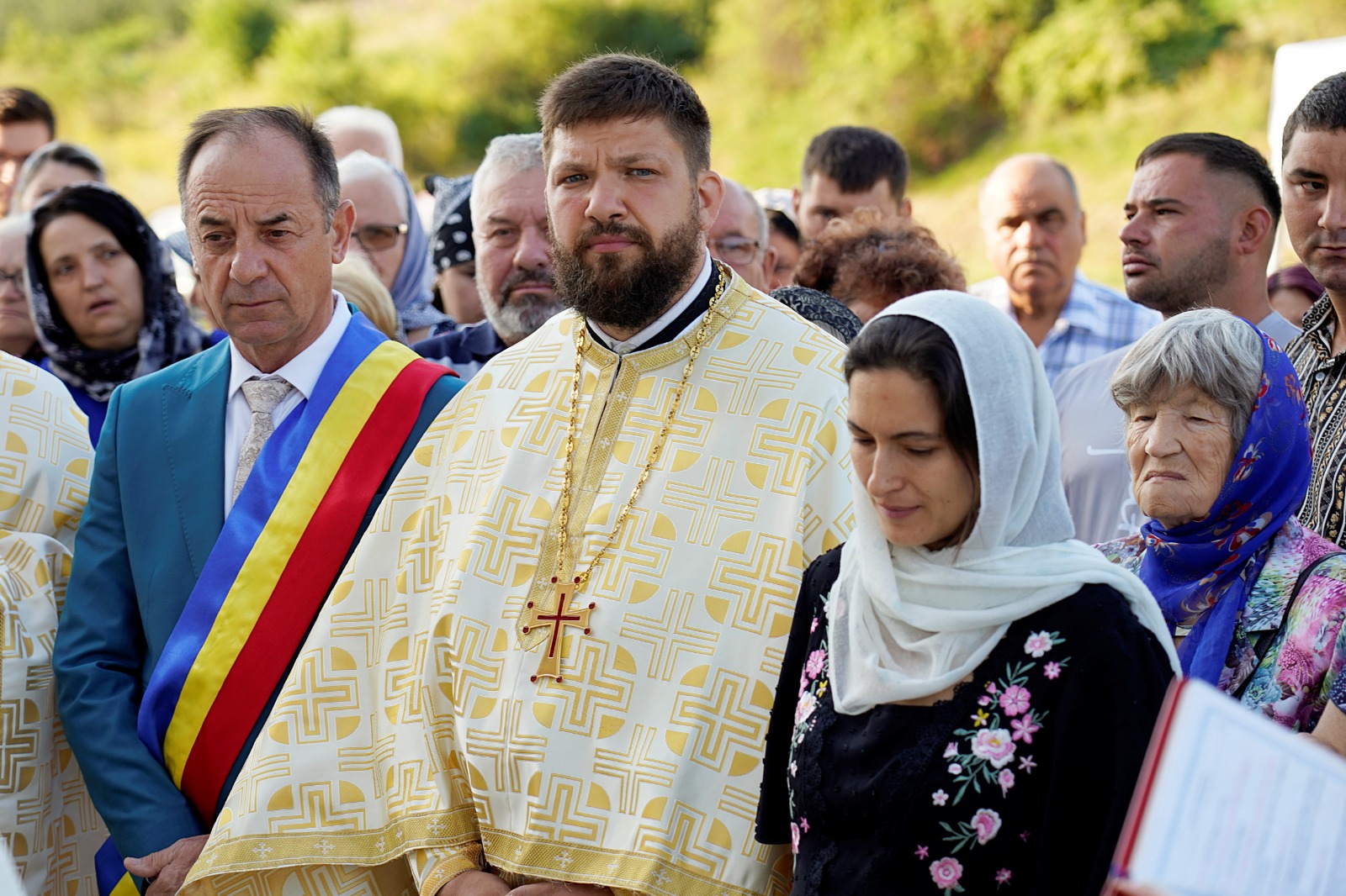 Dintr-o sală de clasă la un lăcaș de rugăciune: Biserica din Curagău a fost târnosită de Mitropolitul Moldovei și Bucovinei