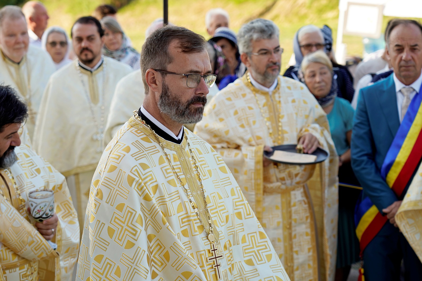 Dintr-o sală de clasă la un lăcaș de rugăciune: Biserica din Curagău a fost târnosită de Mitropolitul Moldovei și Bucovinei
