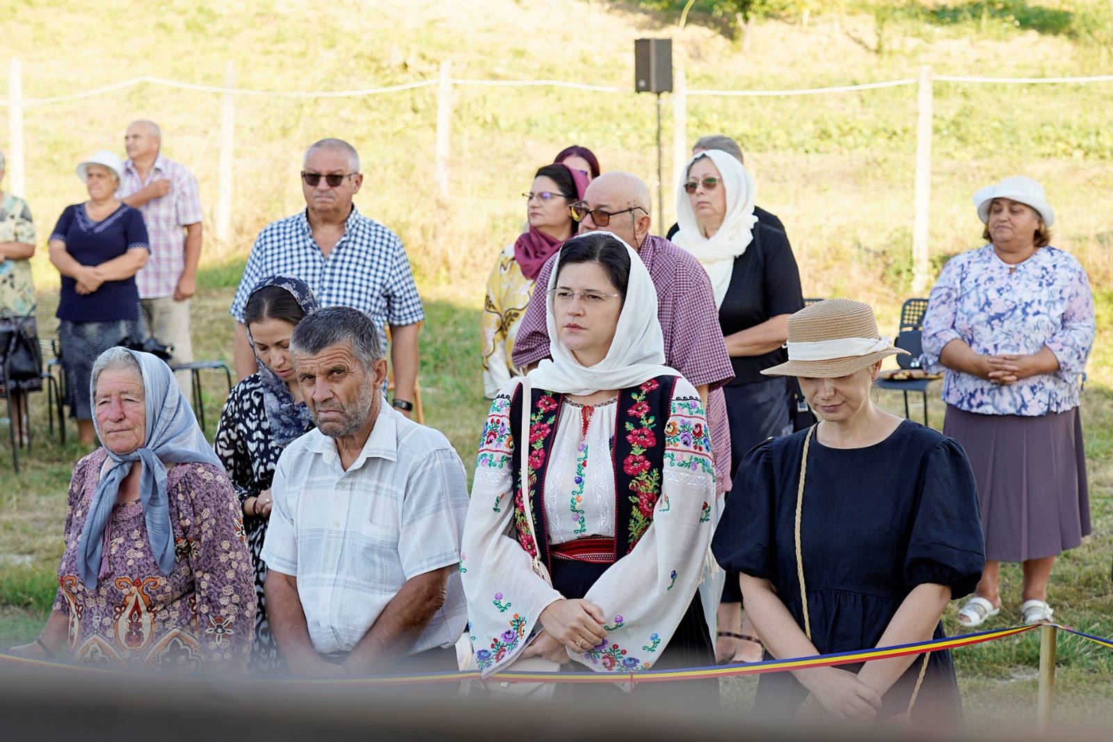 Dintr-o sală de clasă la un lăcaș de rugăciune: Biserica din Curagău a fost târnosită de Mitropolitul Moldovei și Bucovinei