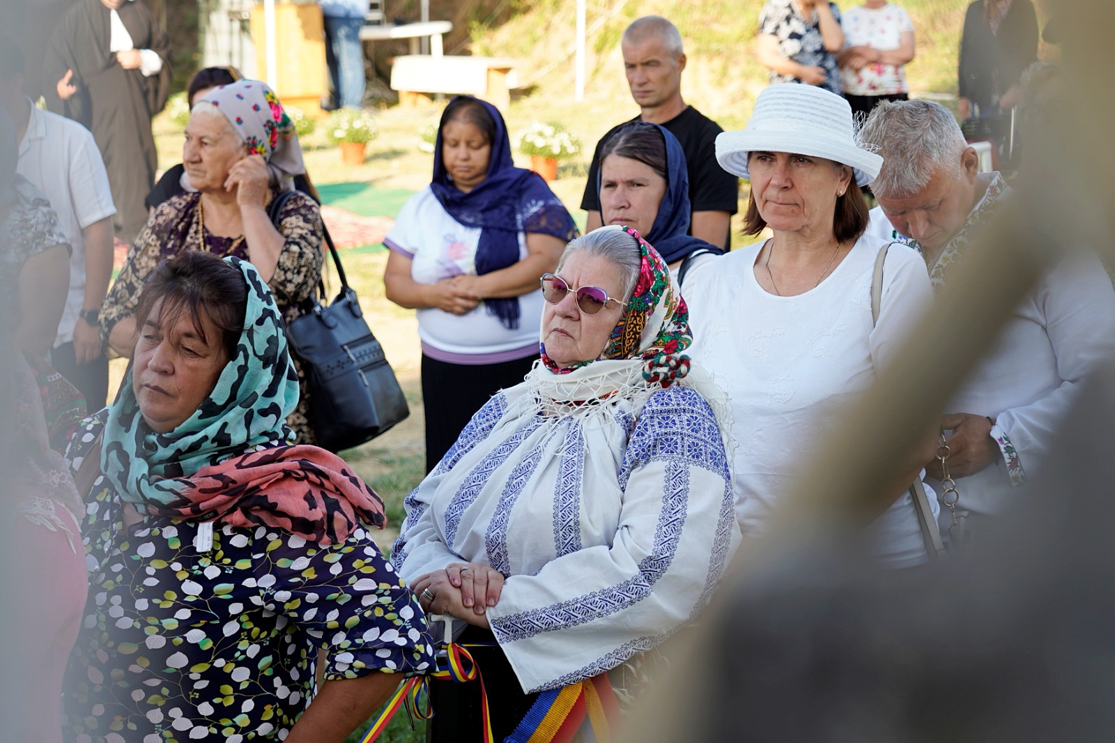 Dintr-o sală de clasă la un lăcaș de rugăciune: Biserica din Curagău a fost târnosită de Mitropolitul Moldovei și Bucovinei