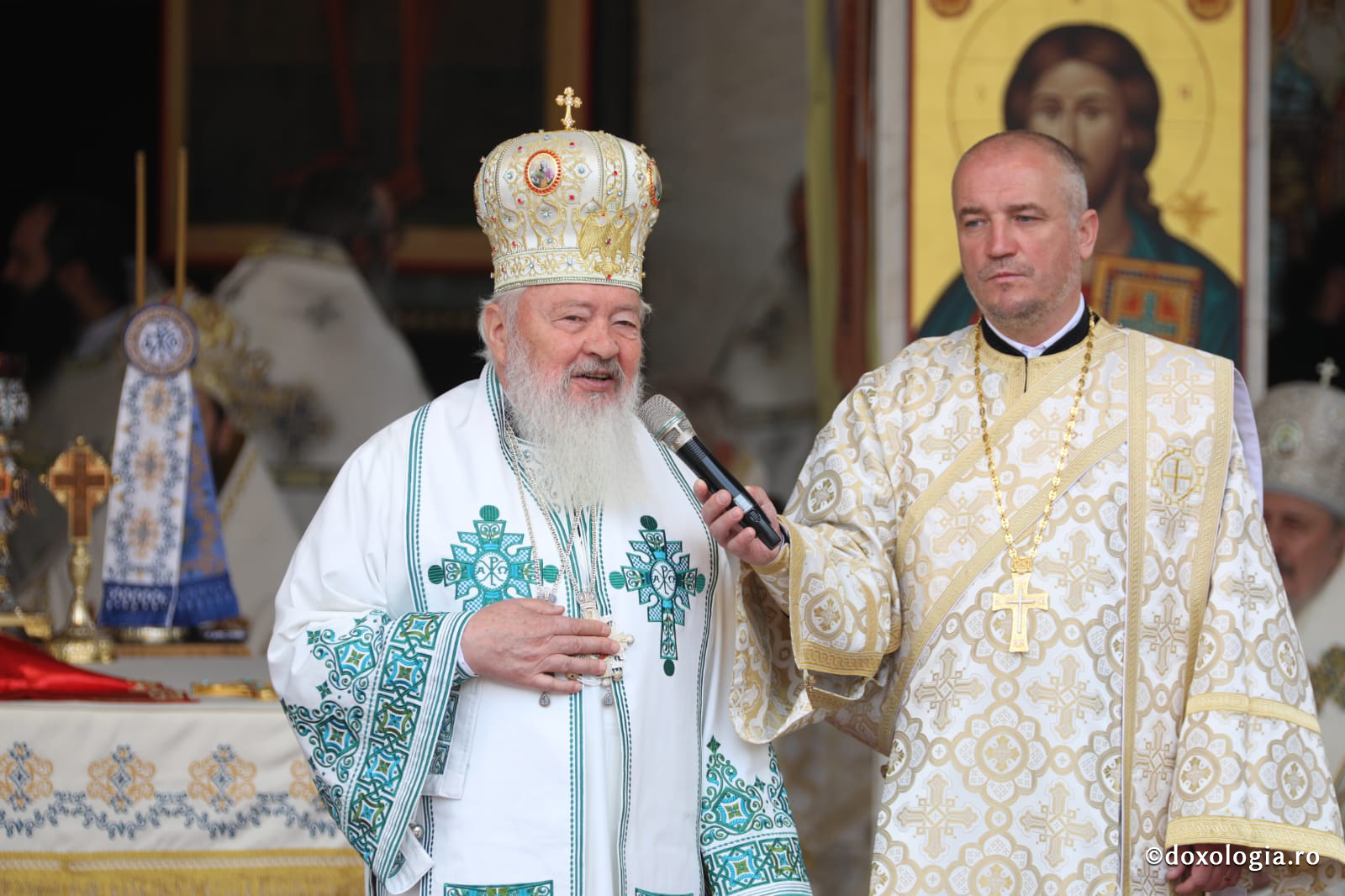 20.000 de oameni s-au rugat Cuvioșilor Paisie și Cleopa, la Proclamarea locală a sfinților Sihăstriei: „Iubirea lui Dumnezeu le-a inundat întreaga fiinţă!”