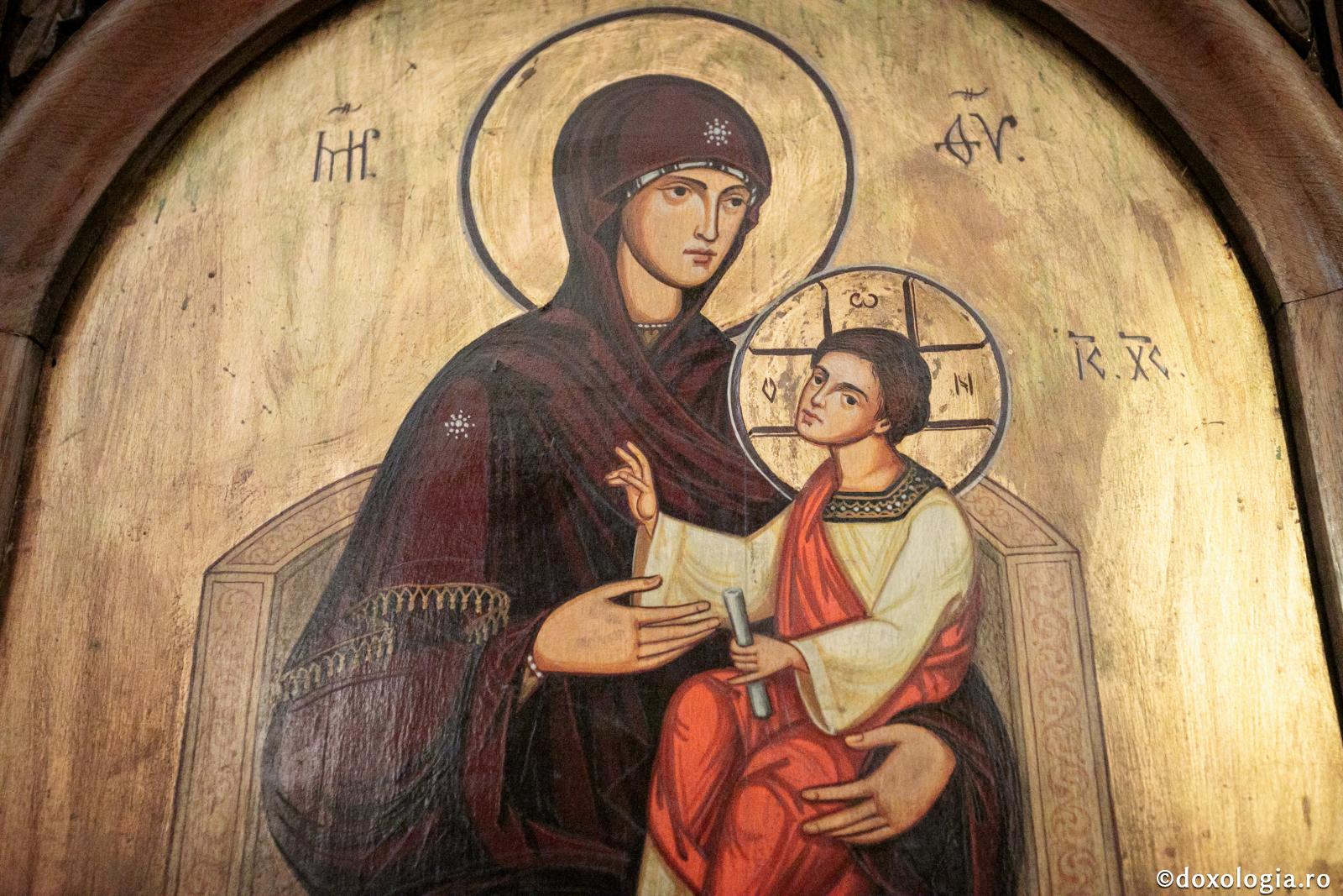 „Nimeni nu poate să ajungă la smerenie și rugăciune fără ajutorul Maicii Domnului” – Arhim. Elisei Nedescu Maica Domnului