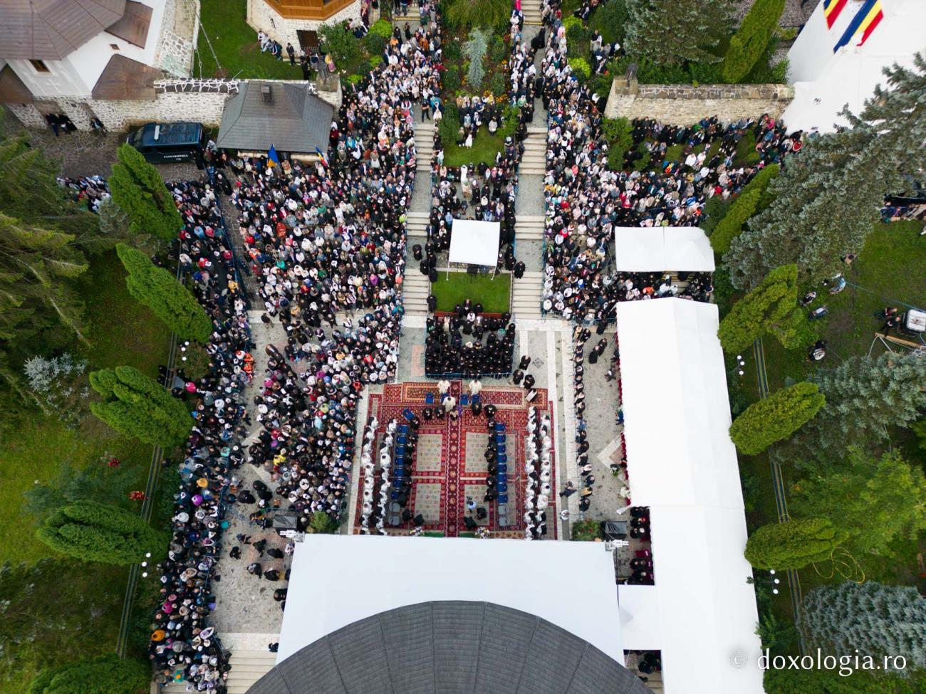 20.000 de oameni s-au rugat Cuvioșilor Paisie și Cleopa, la Proclamarea locală a sfinților Sihăstriei: „Iubirea lui Dumnezeu le-a inundat întreaga fiinţă!”
