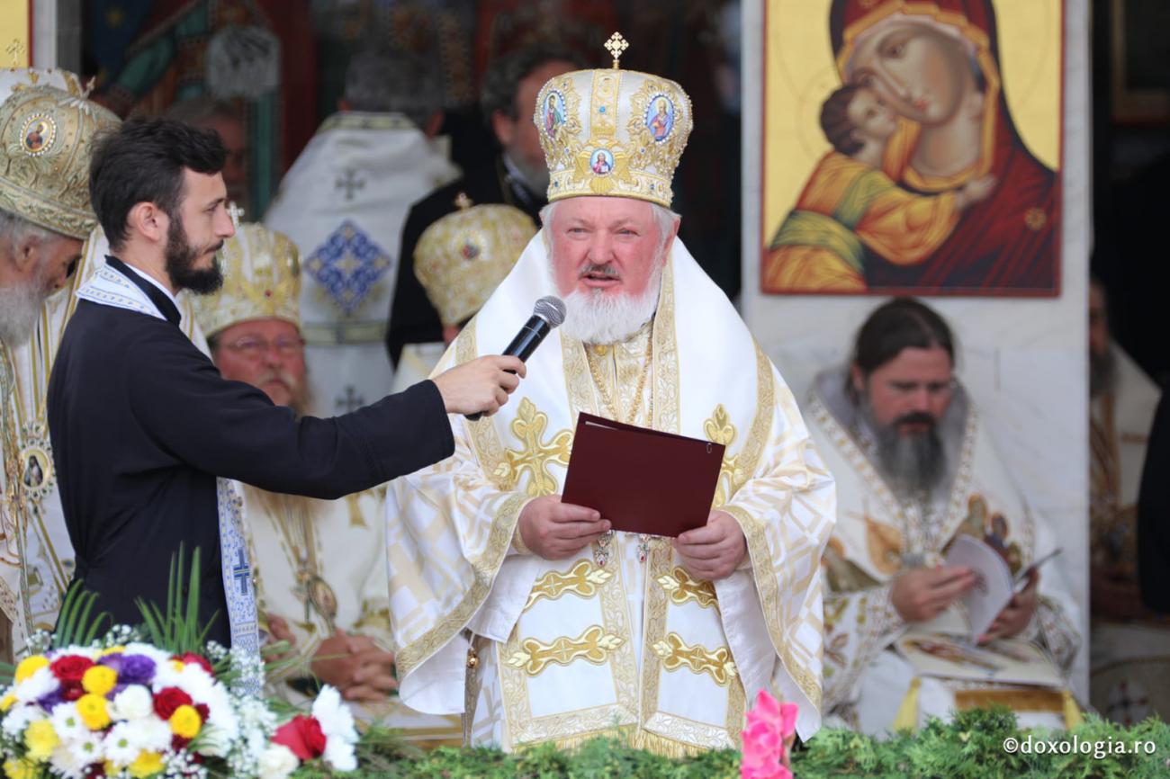 20.000 de oameni s-au rugat Cuvioșilor Paisie și Cleopa, la Proclamarea locală a sfinților Sihăstriei: „Iubirea lui Dumnezeu le-a inundat întreaga fiinţă!”