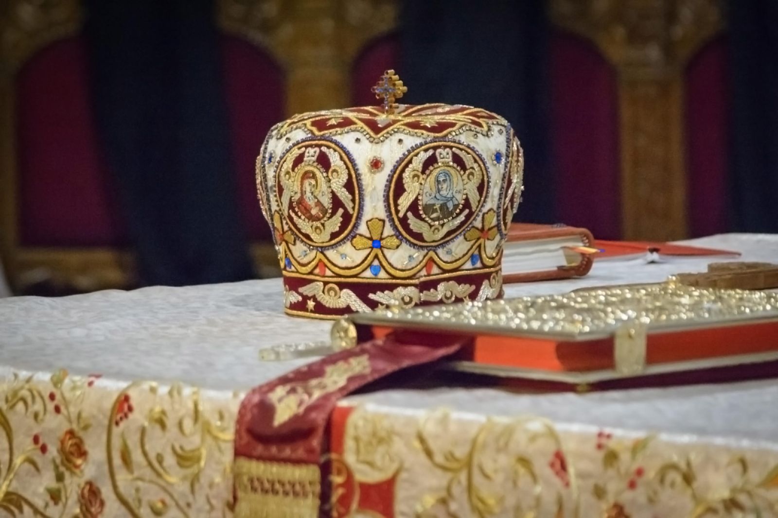 Evenimente care vor avea loc în Arhiepiscopia Iașilor, în perioada 31 august – 6 septembrie 2025 mitră pe Sfânta Masă