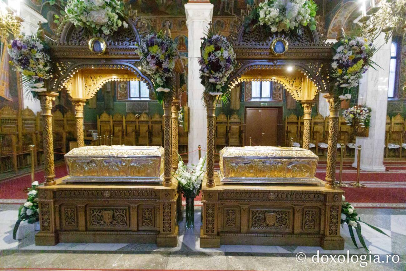 20.000 de oameni s-au rugat Cuvioșilor Paisie și Cleopa, la Proclamarea locală a sfinților Sihăstriei: „Iubirea lui Dumnezeu le-a inundat întreaga fiinţă!”