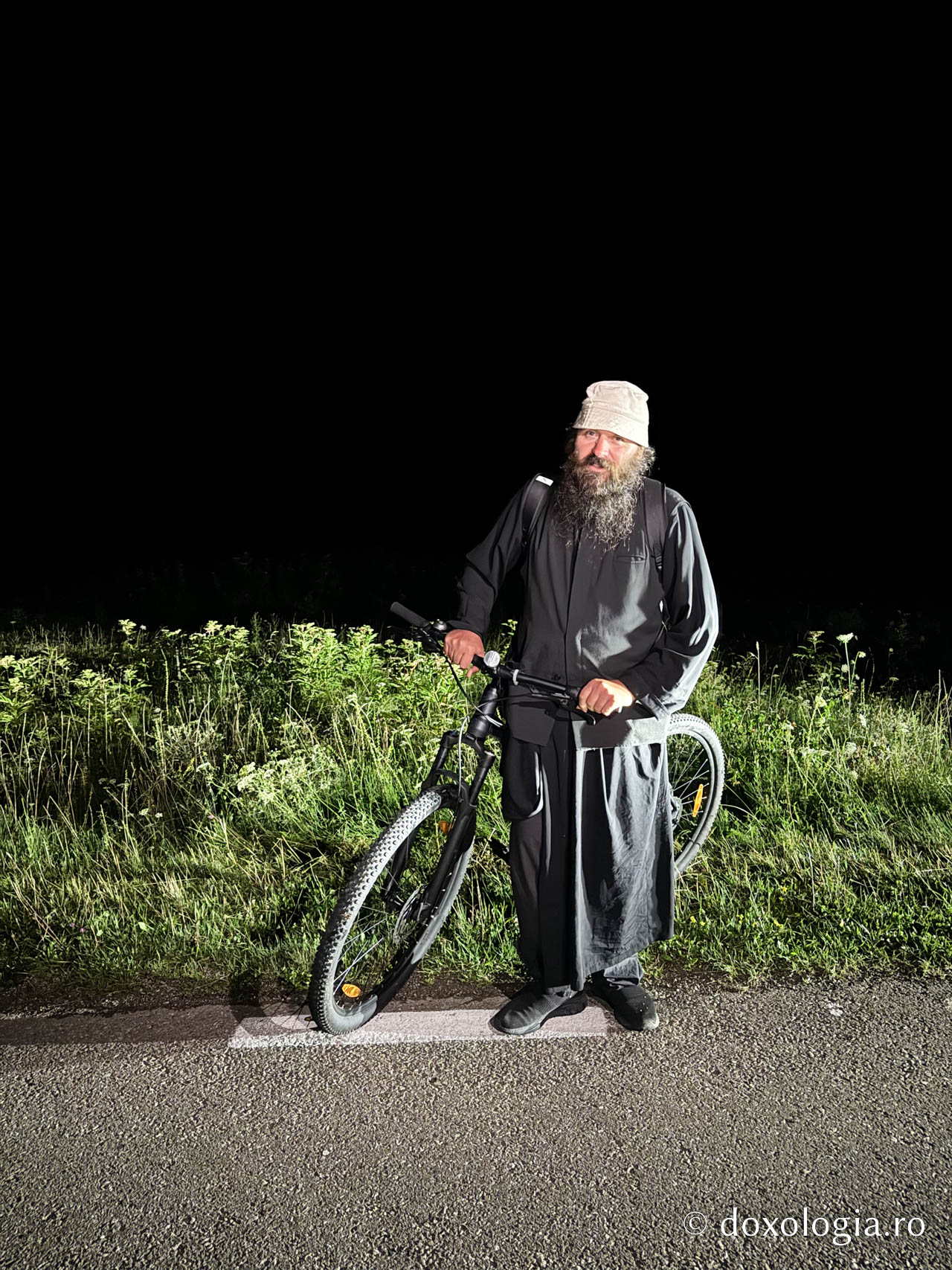 Starețul care a pedalat 145 de kilometri pentru a sluji la picioarele Sfinților Cleopa și Paisie