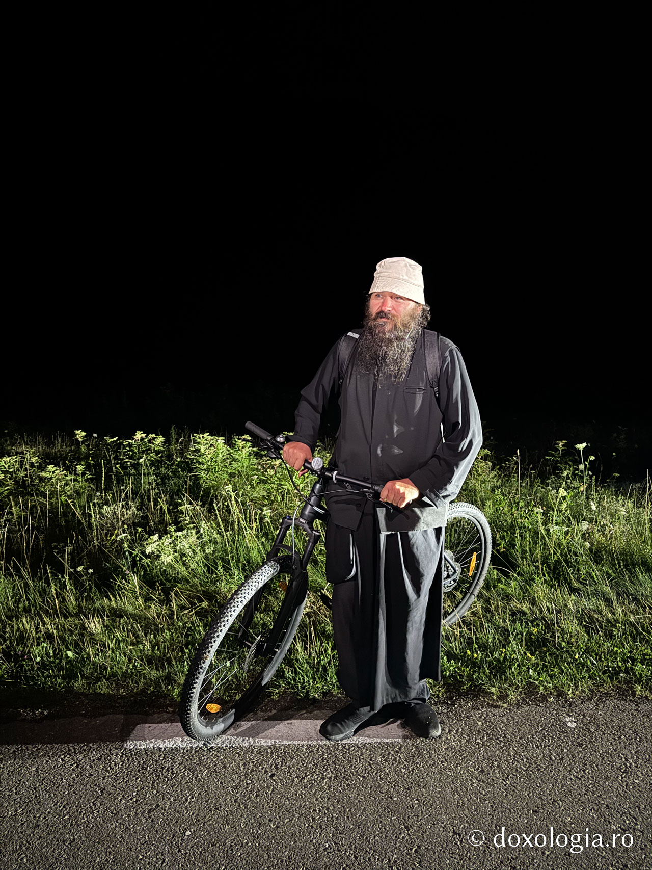 Starețul care a pedalat 145 de kilometri pentru a sluji la picioarele Sfinților Cleopa și Paisie