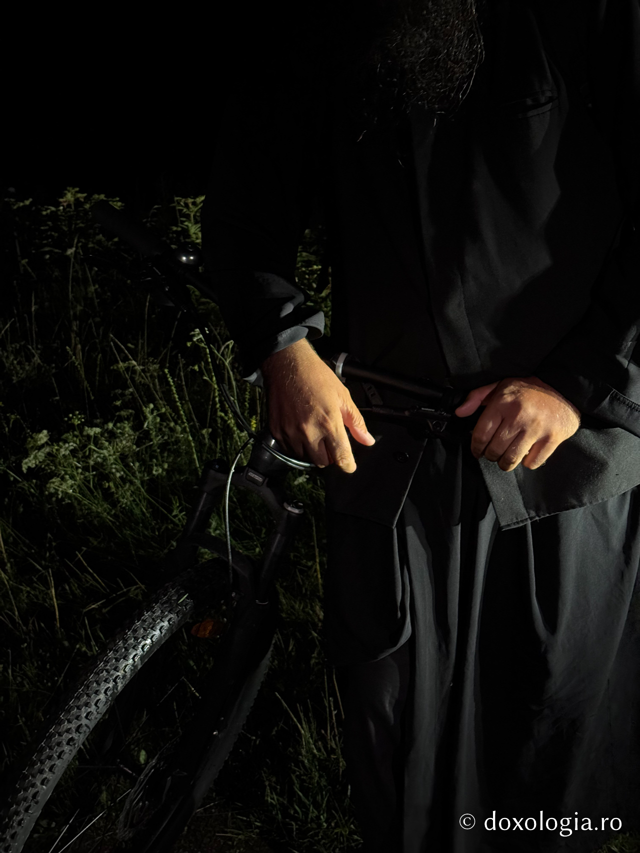 Starețul care a pedalat 145 de kilometri pentru a sluji la picioarele Sfinților Cleopa și Paisie